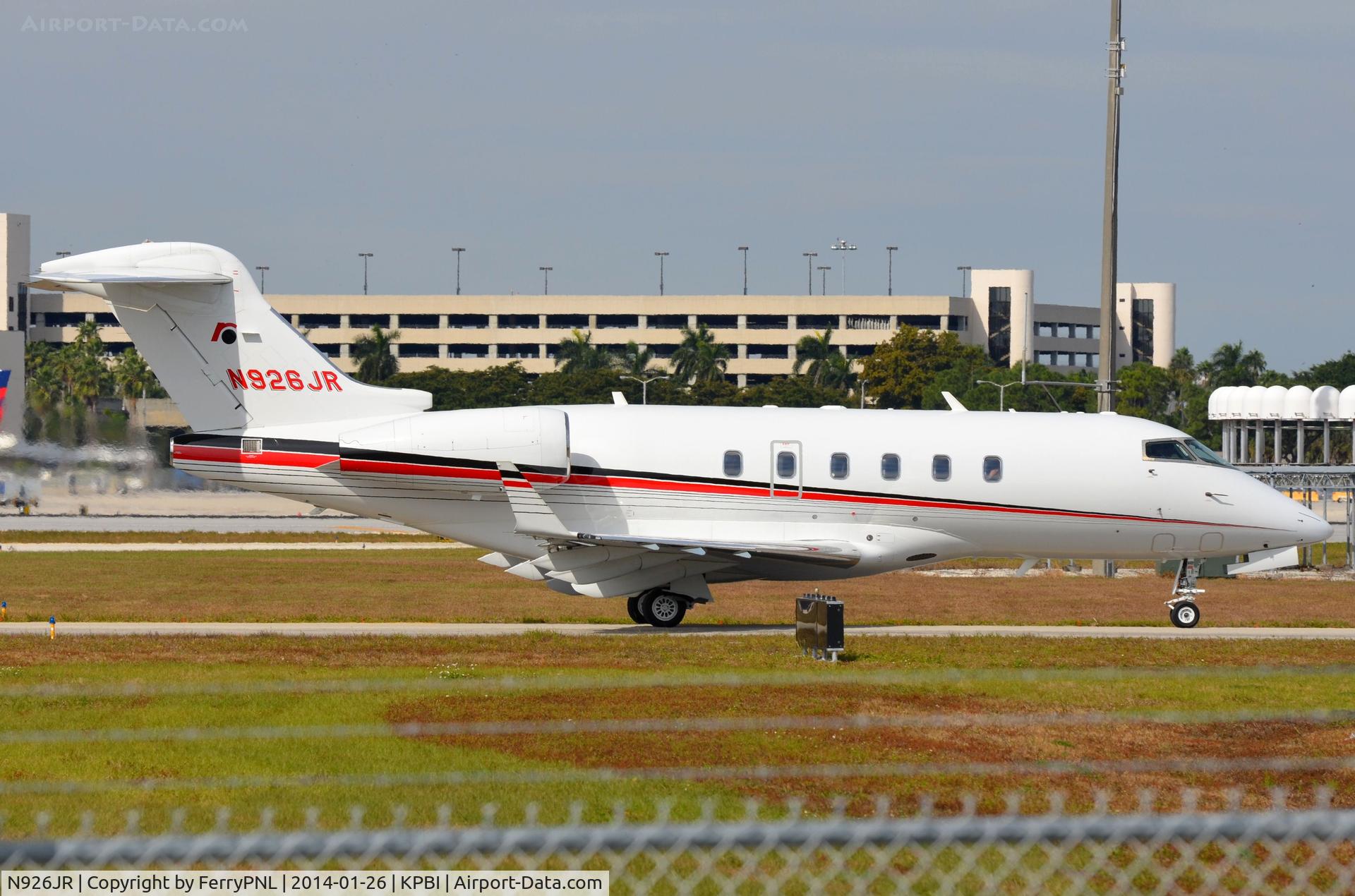 N926JR, 2006 Bombardier Challenger 300 (BD-100-1A10) C/N 20103, CL300 taxying in