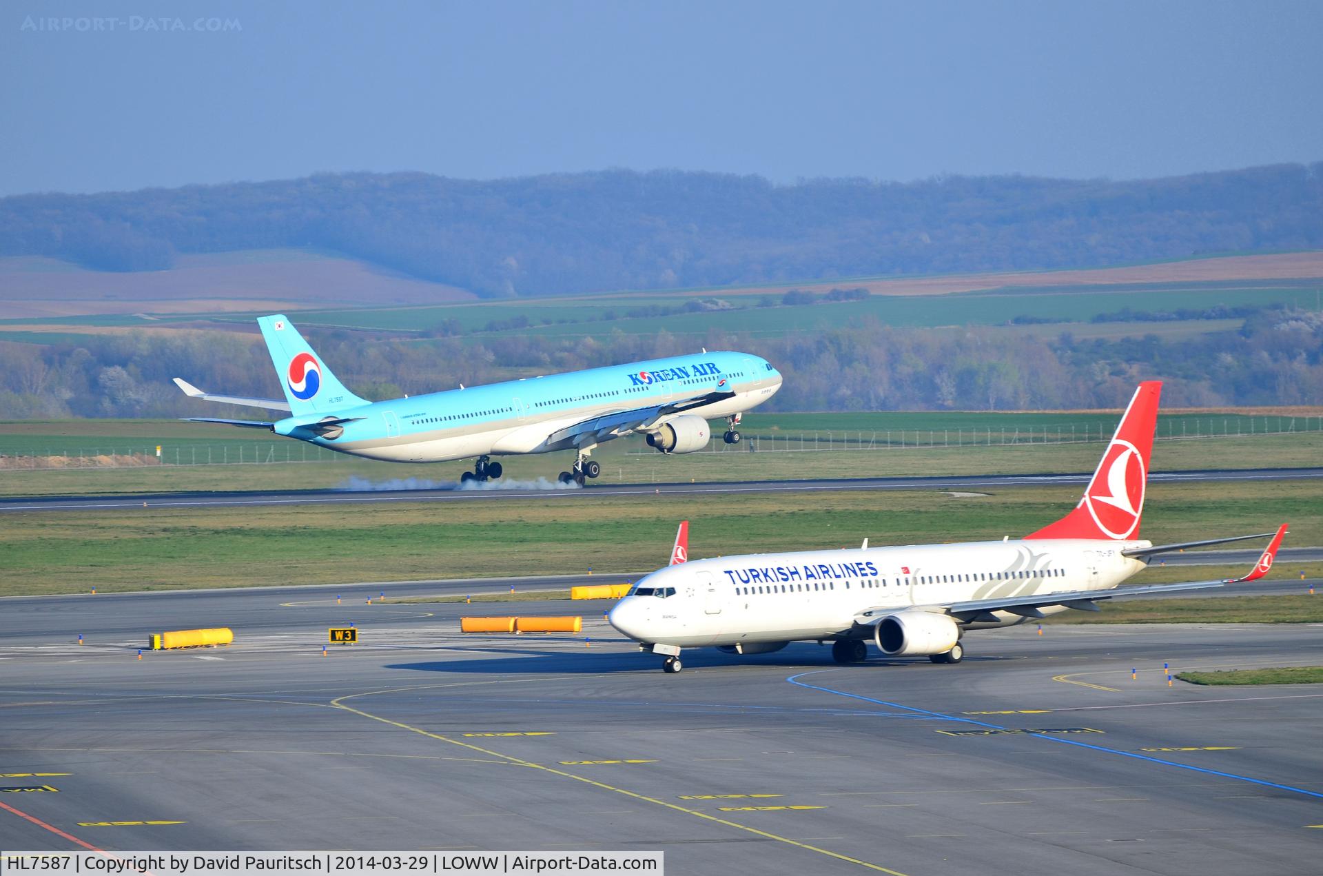 HL7587, Airbus A330-323 C/N 368, Arriving on RWY16