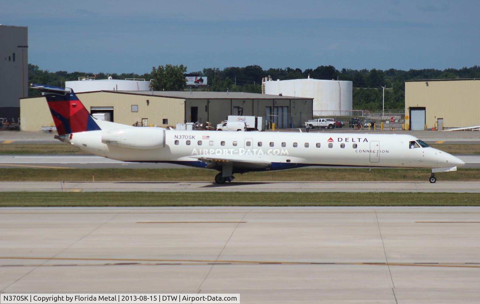 N370SK, 2001 Embraer ERJ-145LR (EMB-145LR) C/N 145515, Delta Connection E145