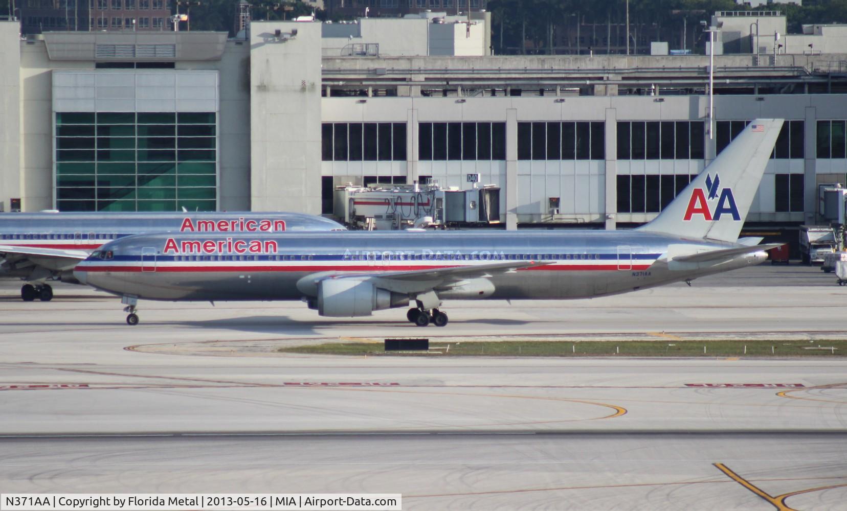 N371AA, 1992 Boeing 767-323 C/N 25198, American 767-300