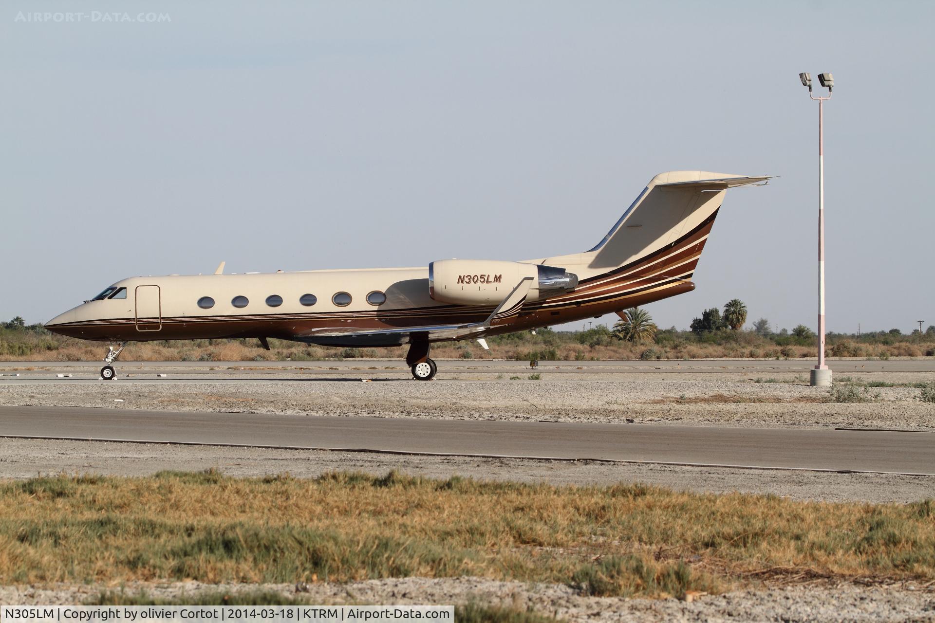 N305LM, 2001 Gulfstream Aerospace G-IV C/N 1443, Perfect paint for the area !