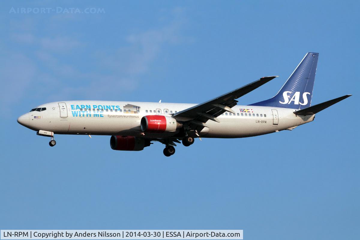 LN-RPM, 2000 Boeing 737-883 C/N 30195, On final for 01L.