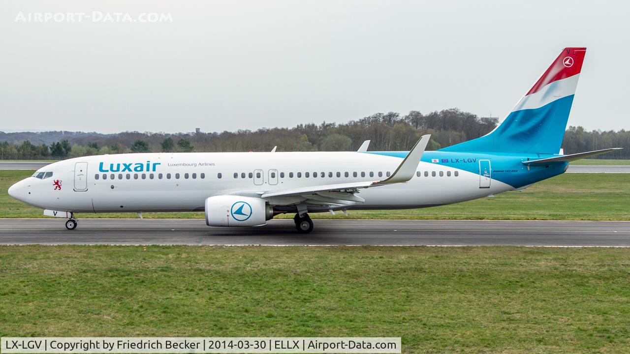 LX-LGV, 2013 Boeing 737-8C9 C/N 41190, taxying to the active