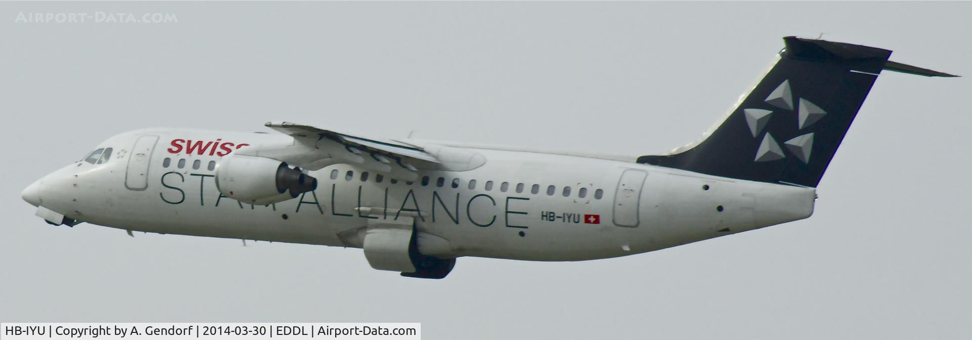 HB-IYU, 2000 British Aerospace Avro 146-RJ100 C/N E3379, Swiss (Star Alliance cs.), is here departing from Düsseldorf Int'l(EDDL)