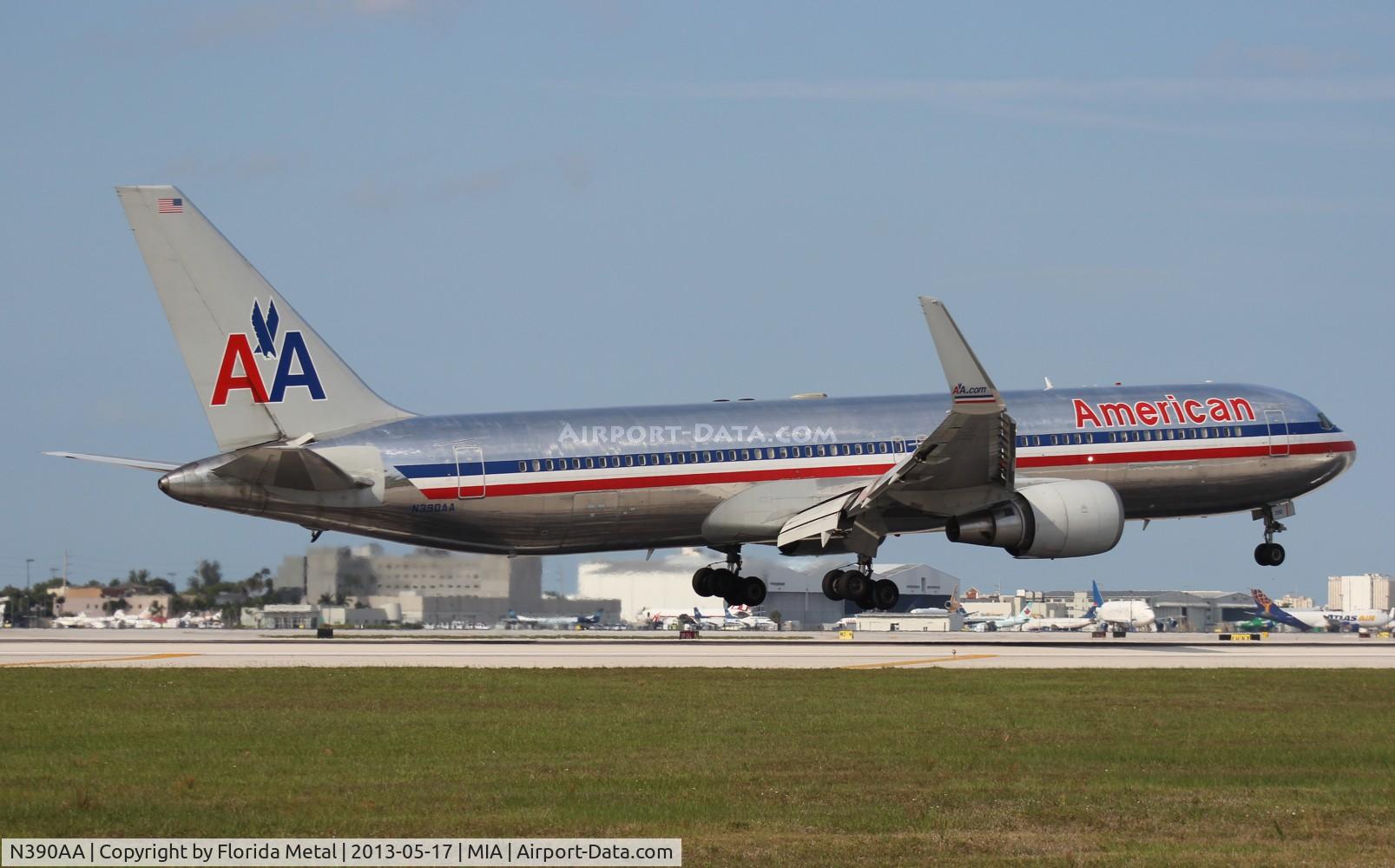 N390AA, 1995 Boeing 767-323 C/N 27450, American 767-300