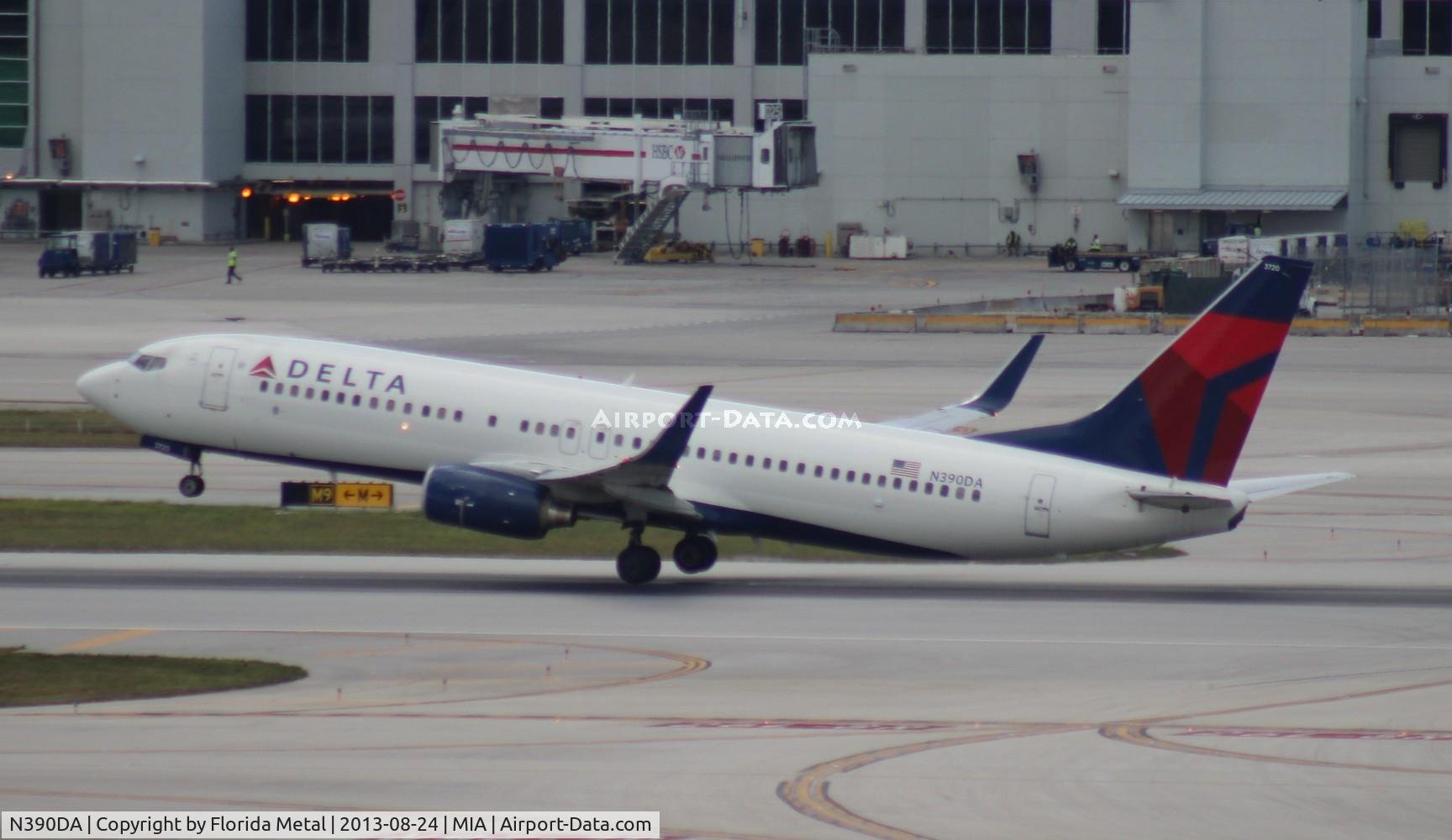 N390DA, 2000 Boeing 737-832 C/N 30536, Delta 737-800