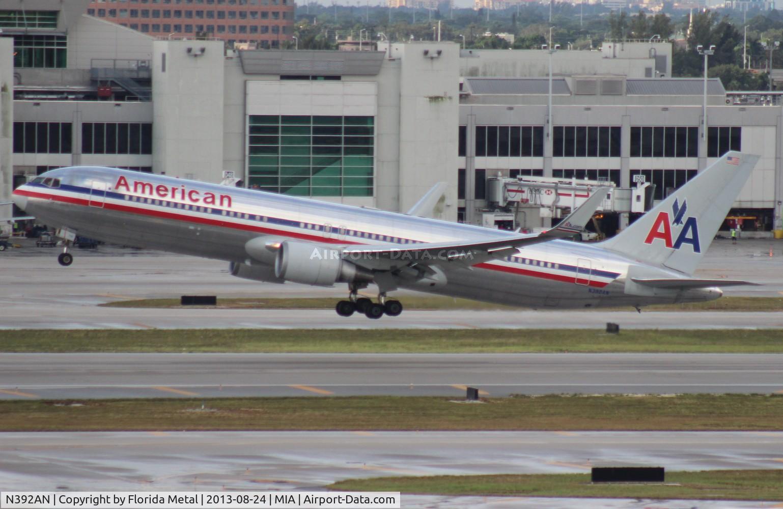N392AN, 1998 Boeing 767-323 C/N 29429, American 767-300