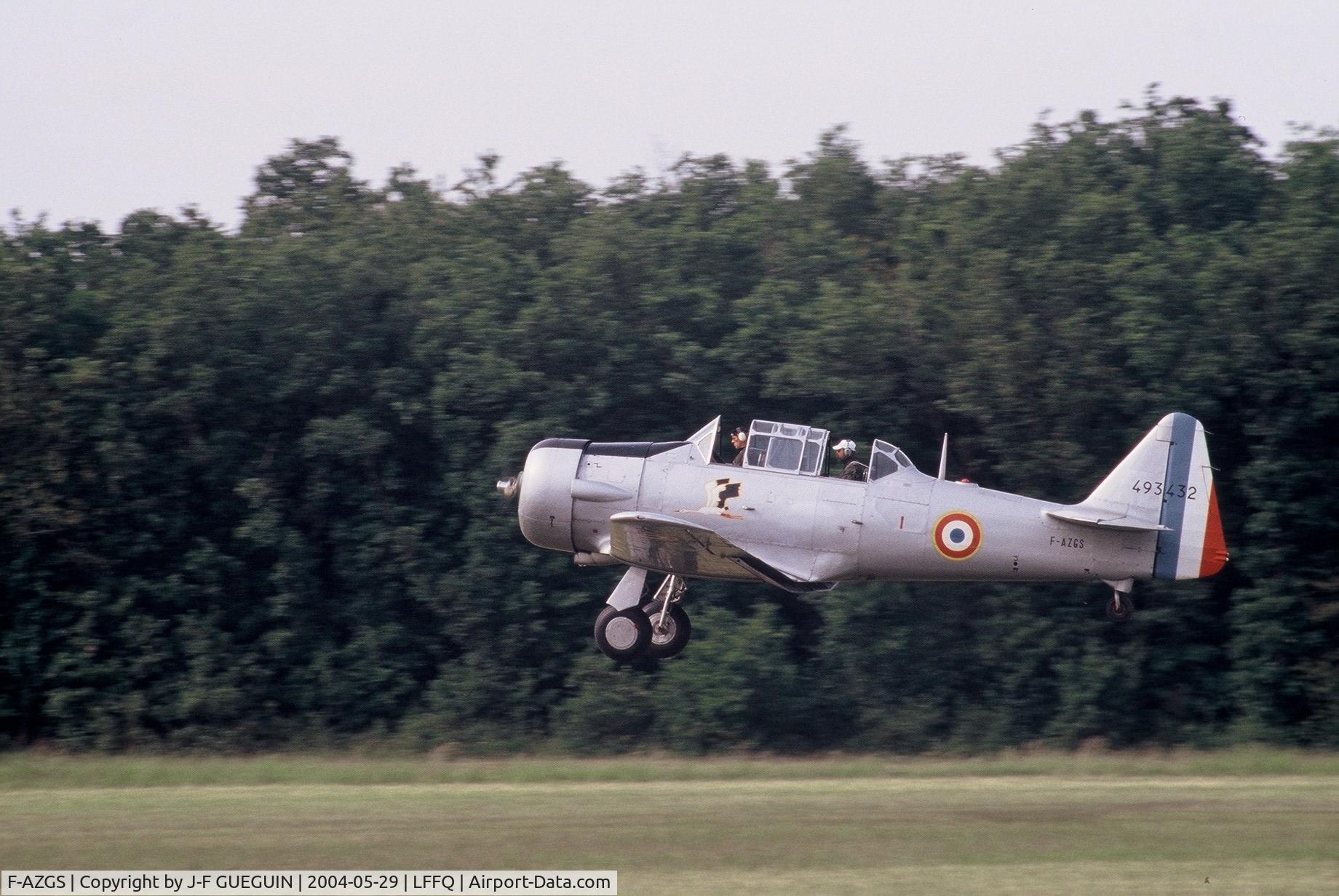 F-AZGS, North American T-6G Texan C/N 168-556, Taking off at La Ferté-Alais, 2004 airshow.