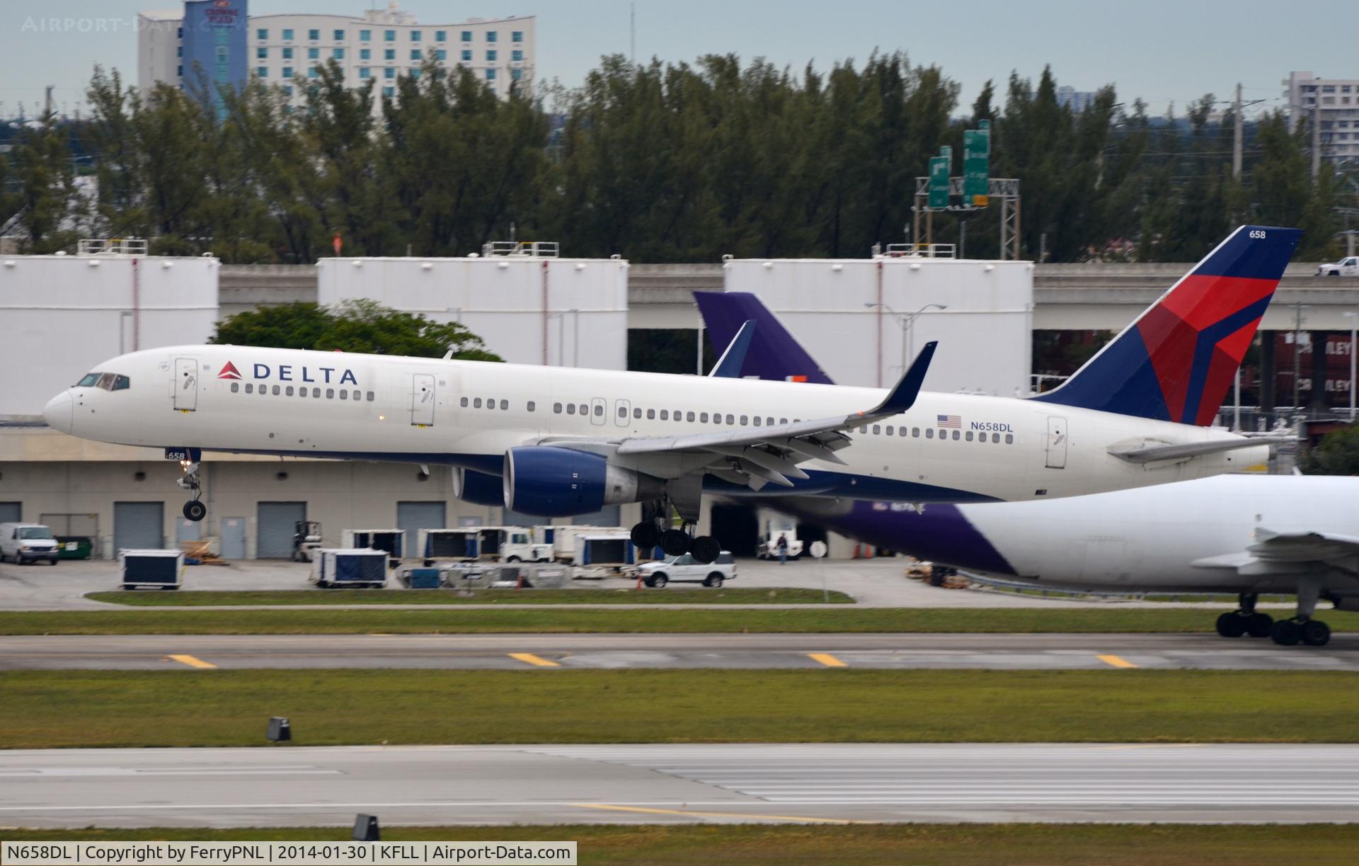N658DL, 1990 Boeing 757-232 C/N 24420, Delta B752 landing.