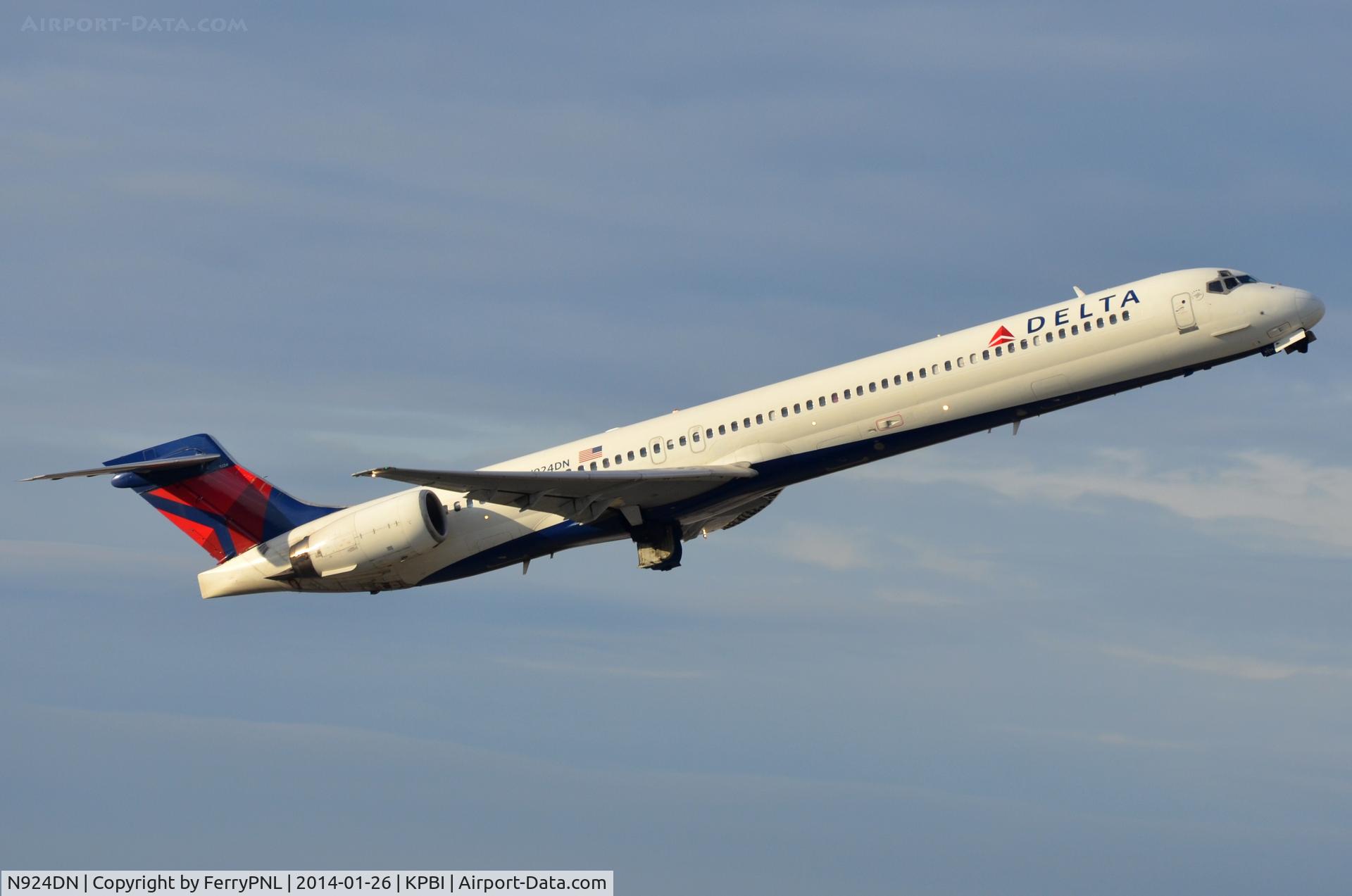 N924DN, 1998 McDonnell Douglas MD-90-30 C/N 53586, Delta MD90 departing PBI