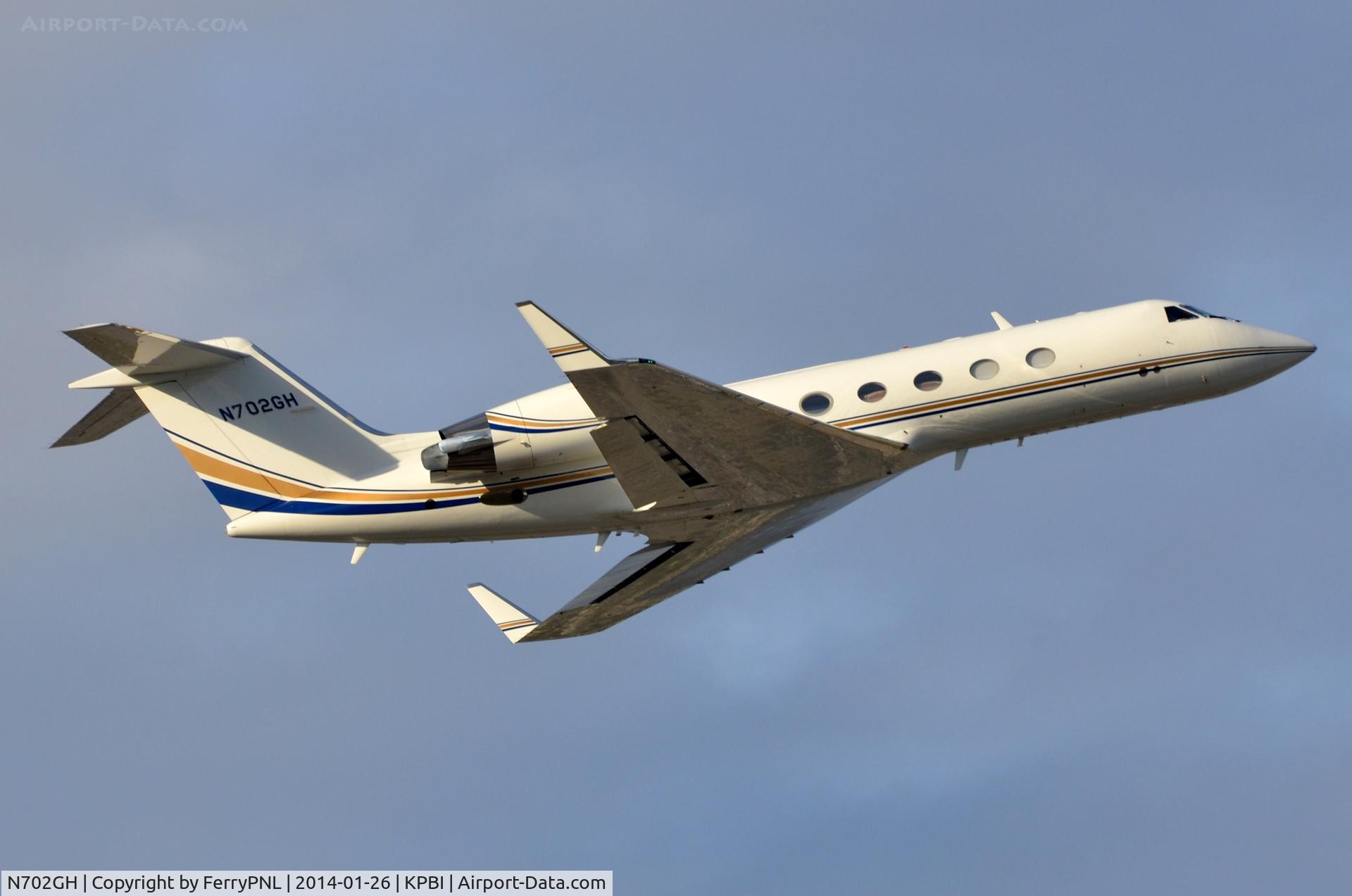 N702GH, 2002 Gulfstream Aerospace G-IV C/N 1497, Gulfstream 4 taking-off