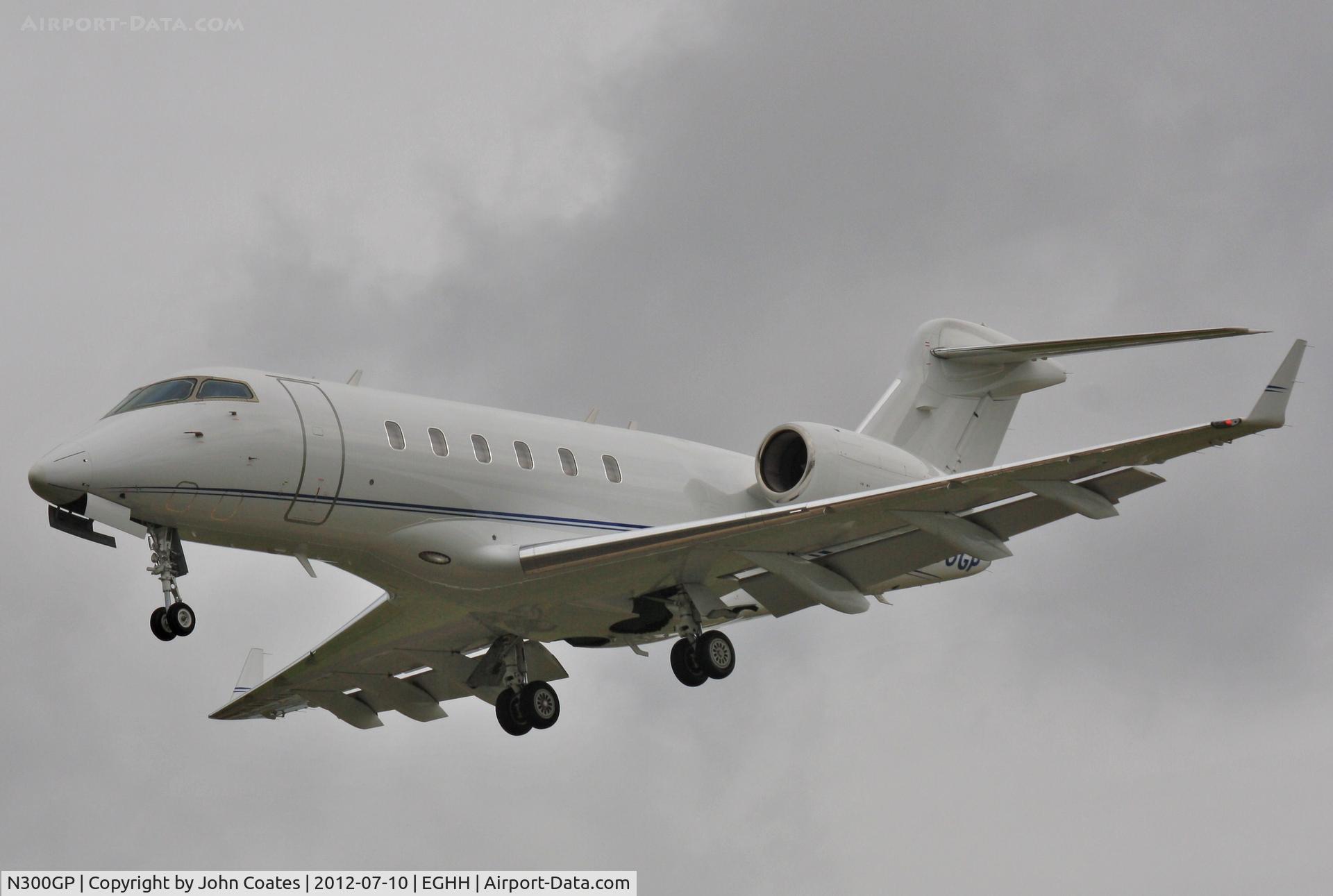 N300GP, Bombardier Challenger 300 (BD-100-1A10) C/N 20253, On finals