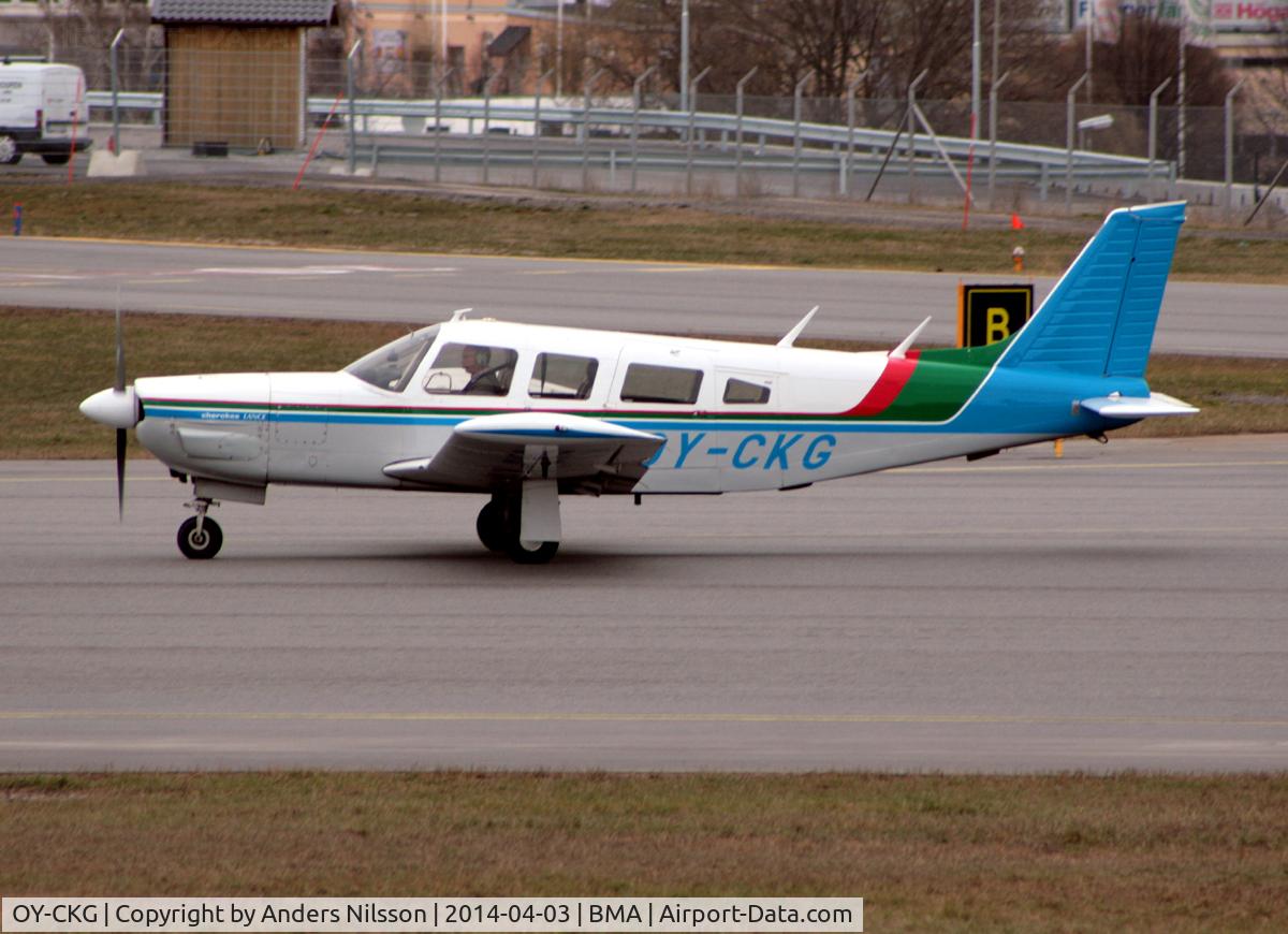 OY-CKG, 1976 Piper PA-32R-300 Cherokee Lance C/N 32R-7680134, Lining up runway 30.