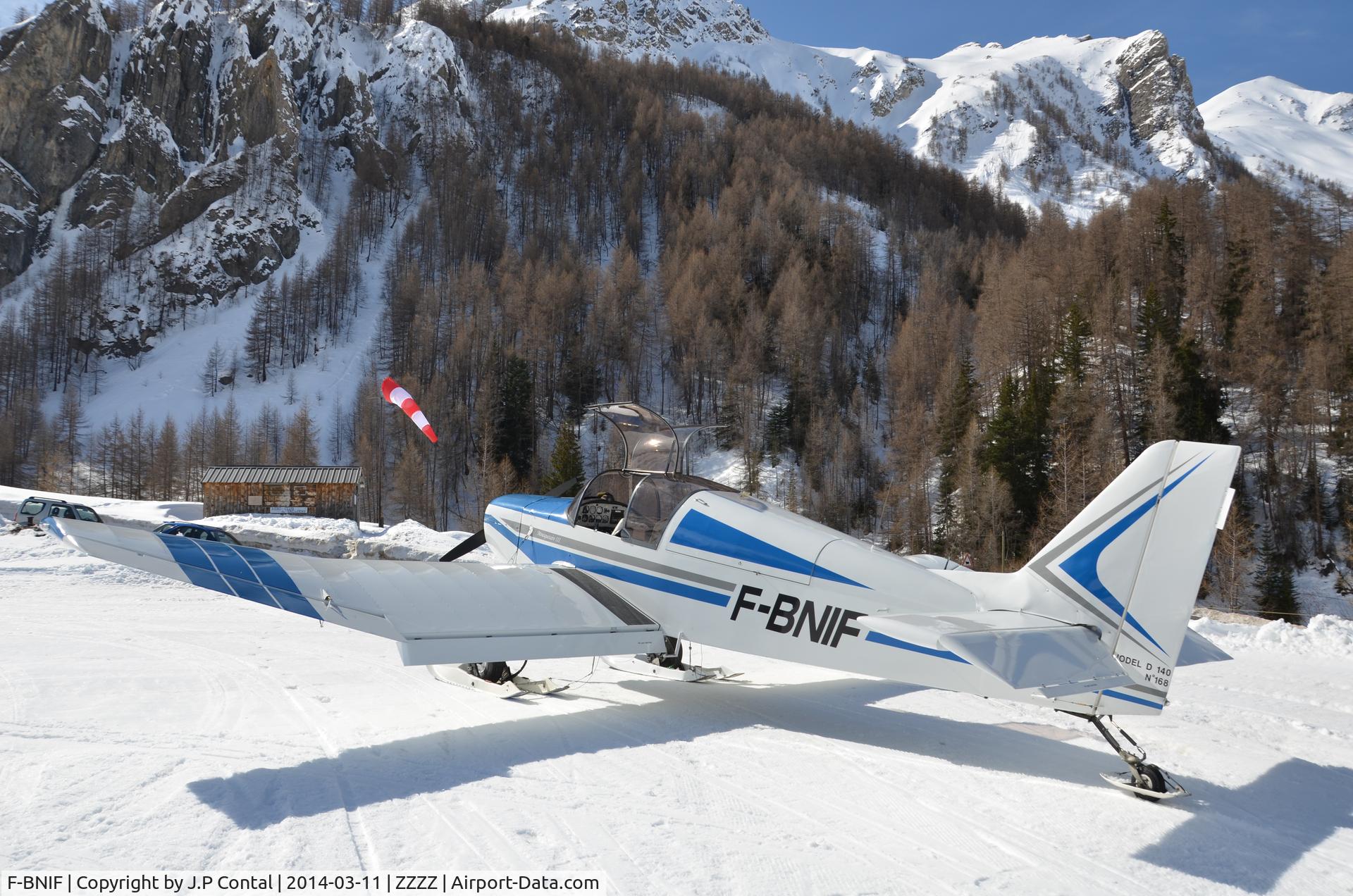 F-BNIF, SAN Jodel D-140E Mousquetaire IV C/N 168, Altisurface de Valloire/Bonnenuit.
F-BNIF parked heading South on the platform. In the background : the airclub house, the windsock, and the 