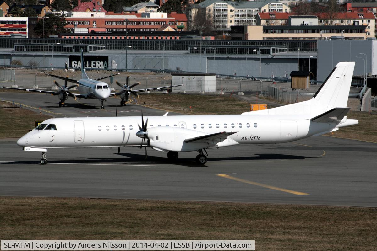 SE-MFM, 1995 Saab 2000 C/N 2000-022, Lining up runway 30.