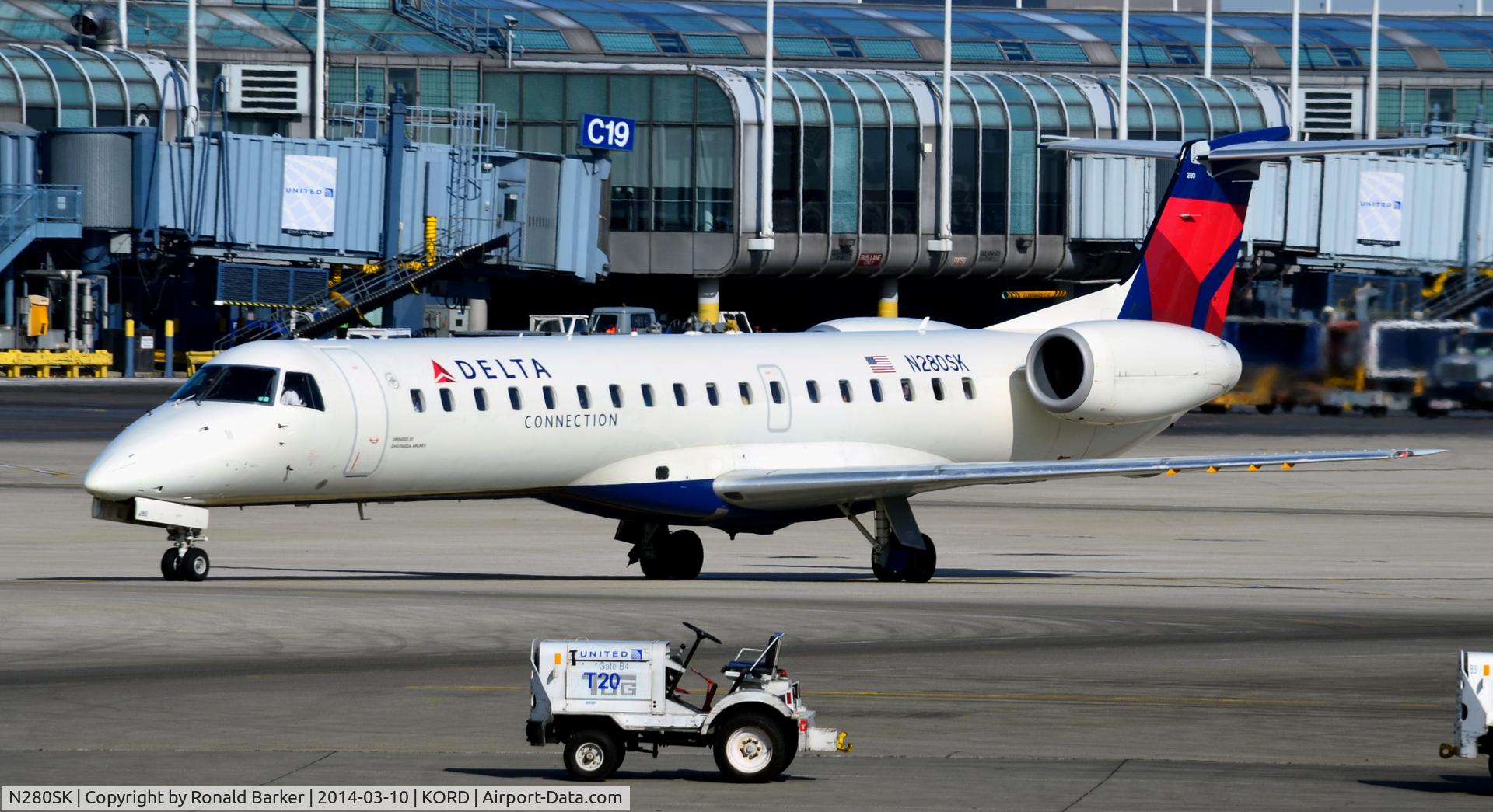 N280SK, 2001 Embraer ERJ-145LR (EMB-145LR) C/N 145381, Taxi Chicago