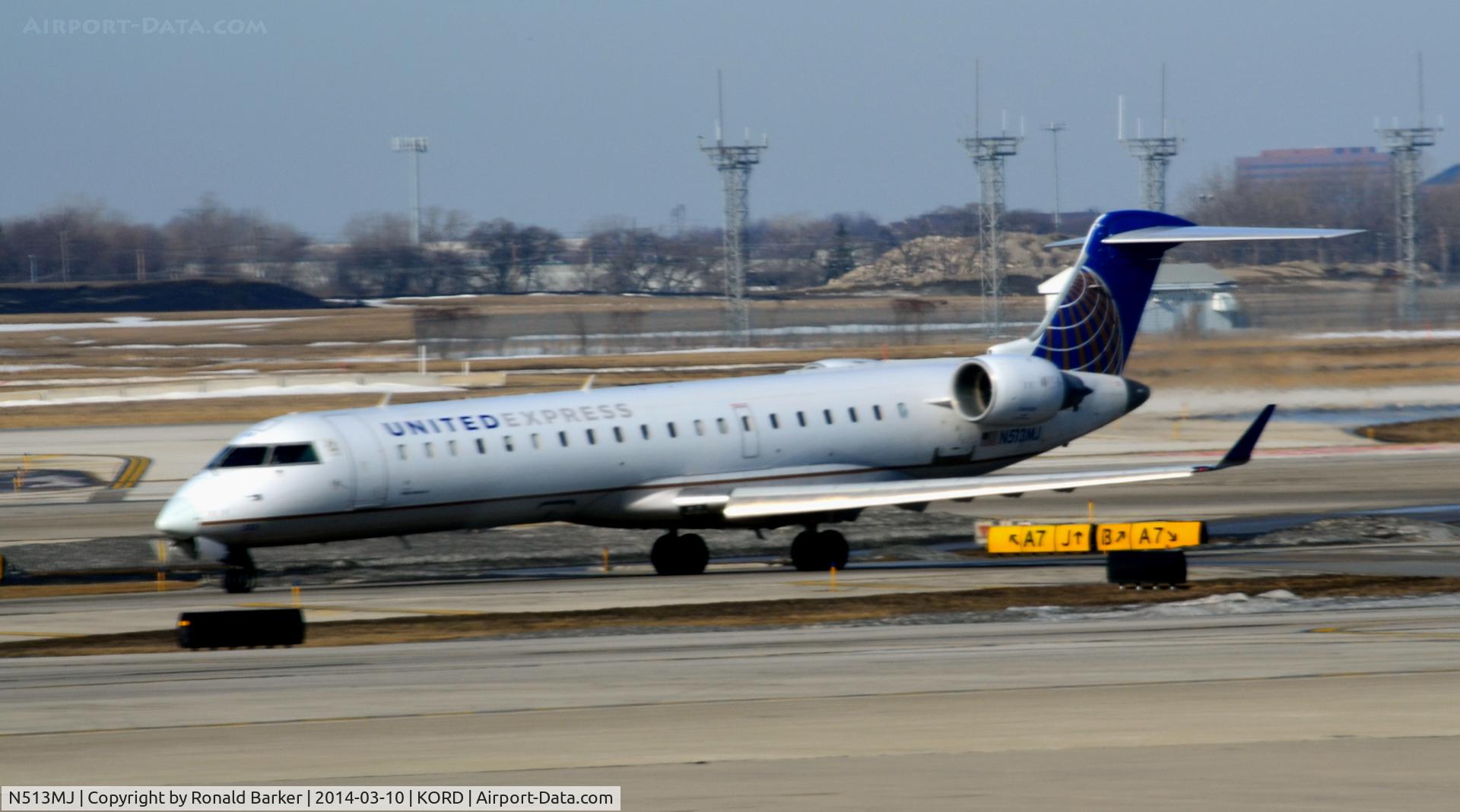 N513MJ, 2003 Bombardier CRJ-701 (CL-600-2C10) Regional Jet C/N 10111, Taxi Chicago