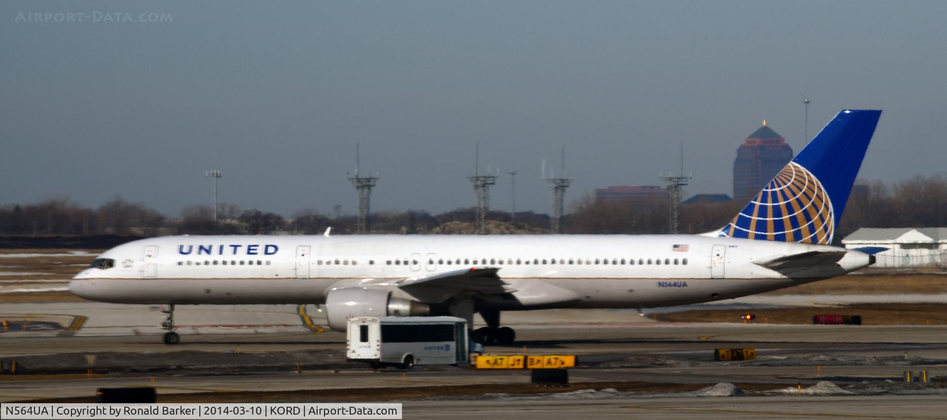 N564UA, 1992 Boeing 757-222 C/N 26666, Taxi Chicago