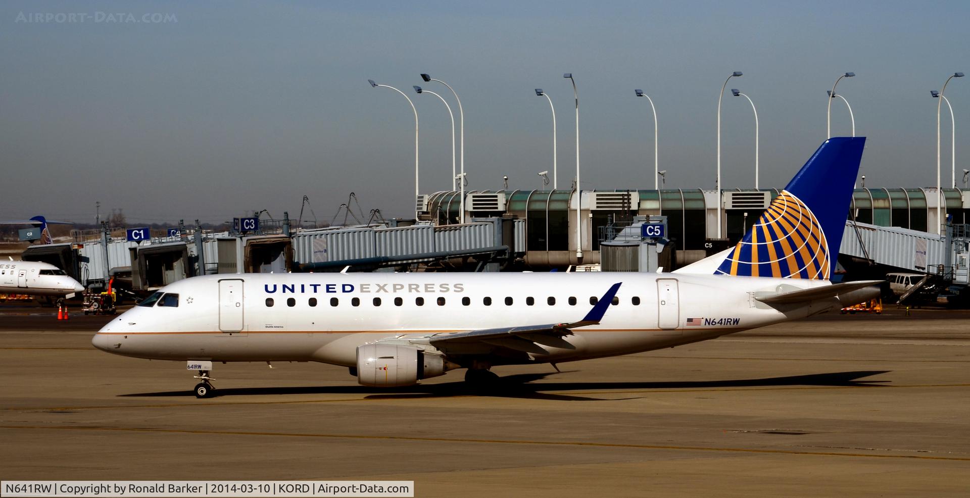 N641RW, 2004 Embraer 170SE (ERJ-170-100SE) C/N 17000062, Taxi Chicago