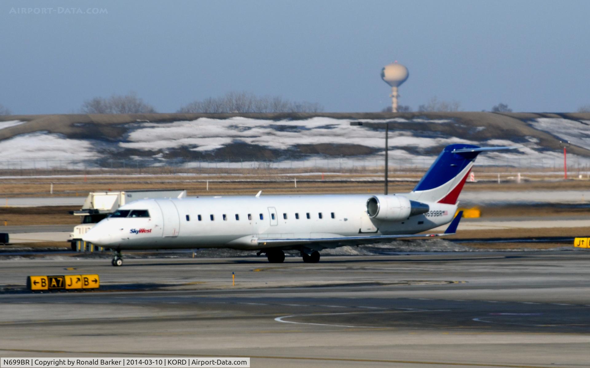 N699BR, 2003 Bombardier CRJ-200ER (CL-600-2B19) C/N 7801, Taxi Chicago