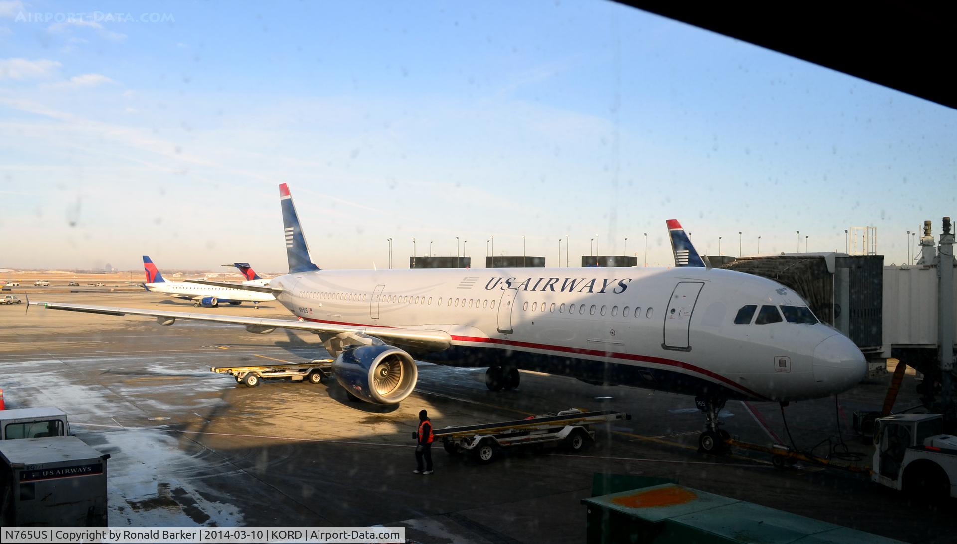N765US, 2000 Airbus A319-112 C/N 1371, Gate Chicago
