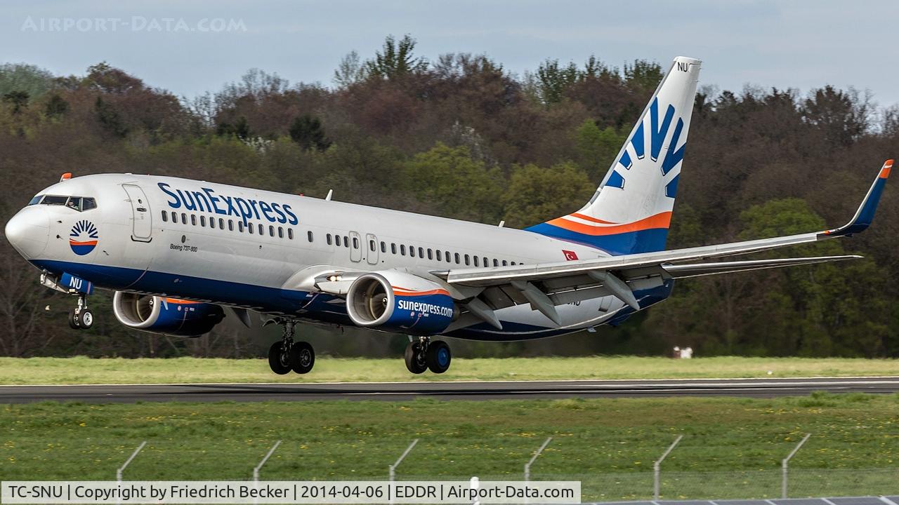 TC-SNU, 2010 Boeing 737-8HC C/N 40756, moments prior touchdown on RW27