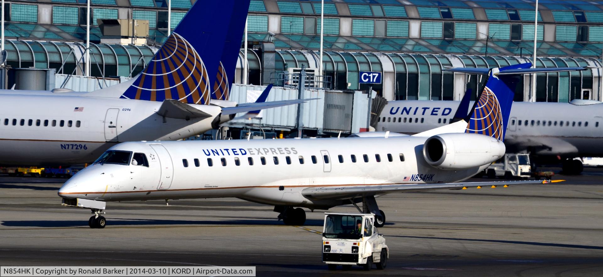 N854HK, 2001 Embraer EMB-145MP (ERJ-145MP) C/N 145408, Taxi to park Chicago