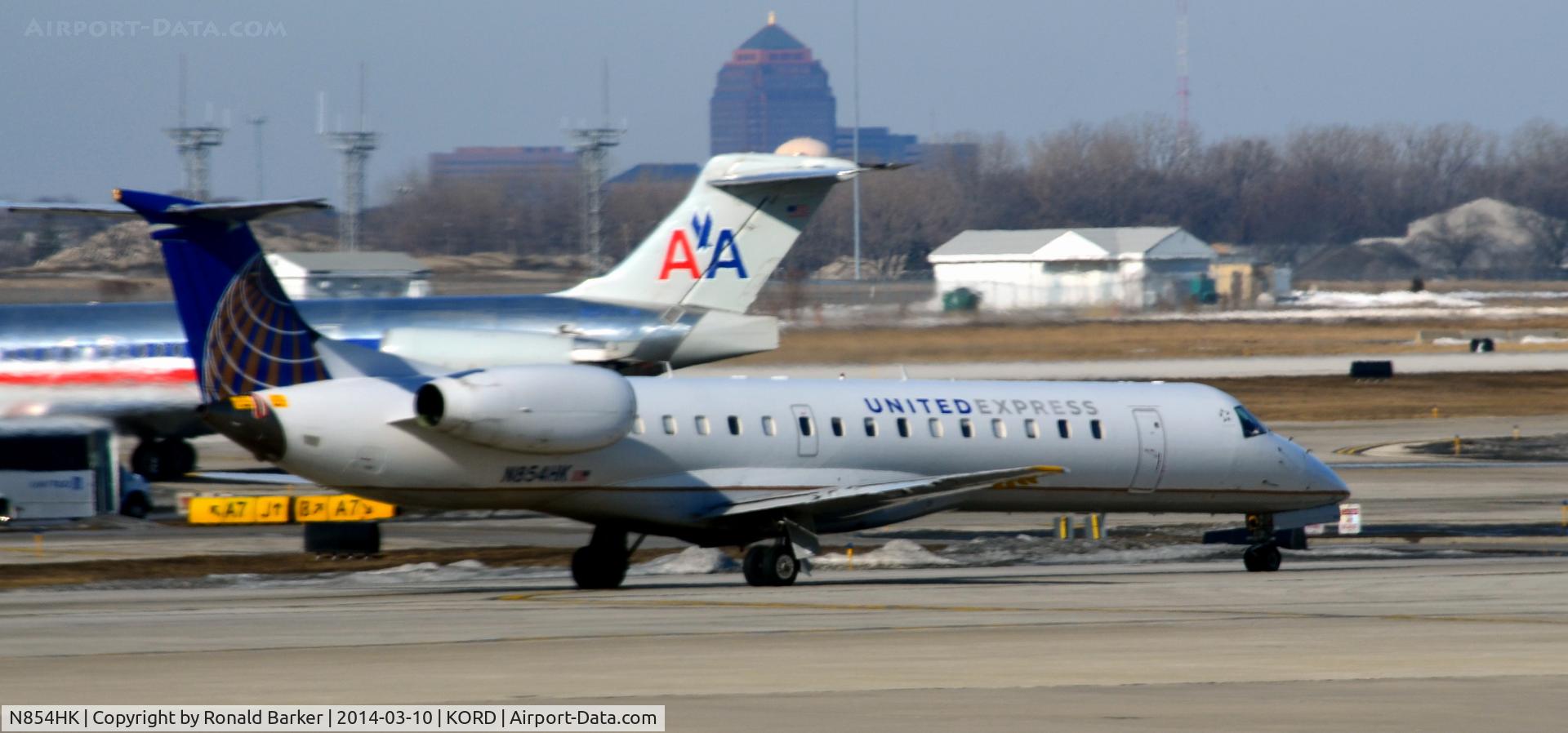 N854HK, 2001 Embraer EMB-145MP (ERJ-145MP) C/N 145408, Taxi for takeoff Chicago