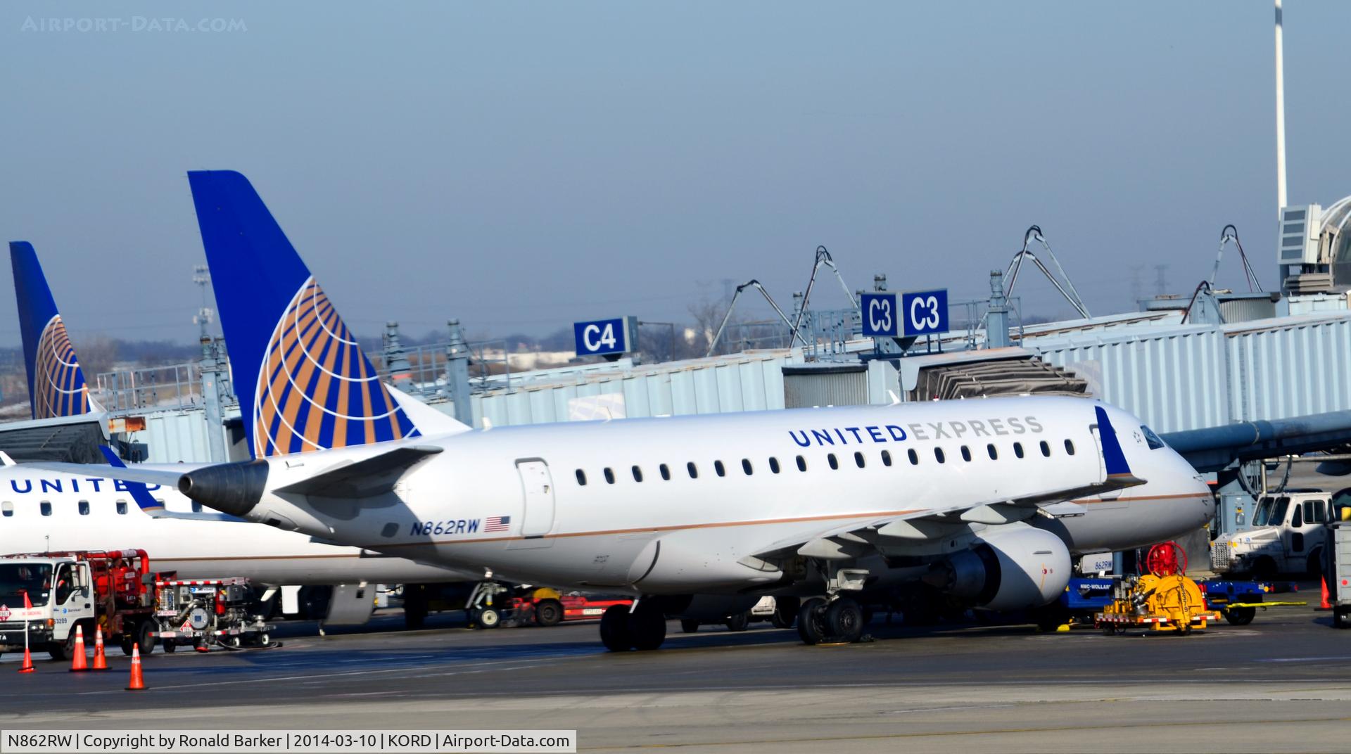 N862RW, 2005 Embraer 170SE (ERJ-170-100SE) C/N 17000098, Gate C3 Chicago