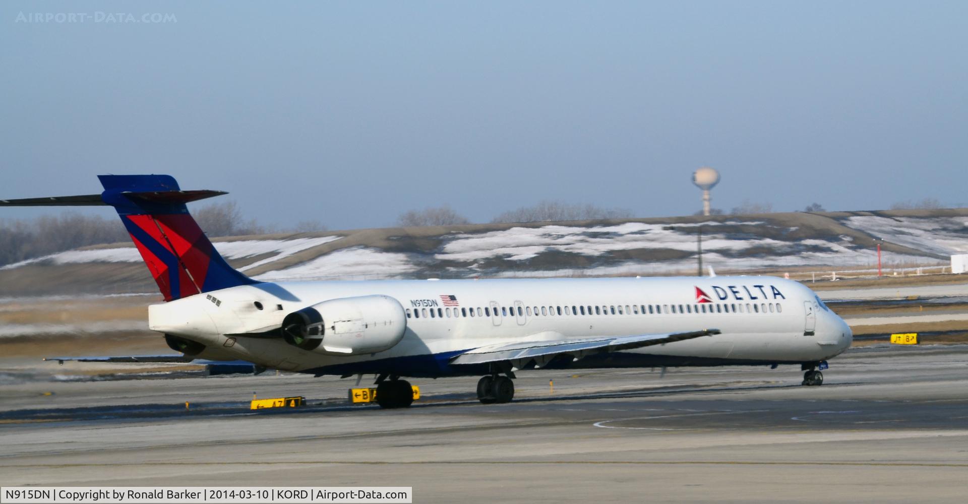 N915DN, 1996 McDonnell Douglas MD-90-30 C/N 53395, Taxi Chicago