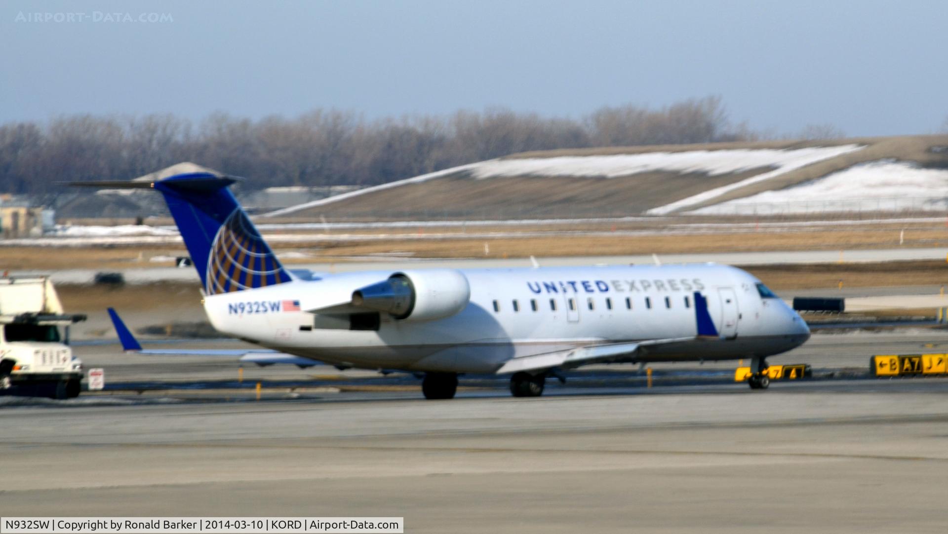 N932SW, 2002 Bombardier CRJ-200LR (CL-600-2B19) C/N 7714, Taxi Chicago