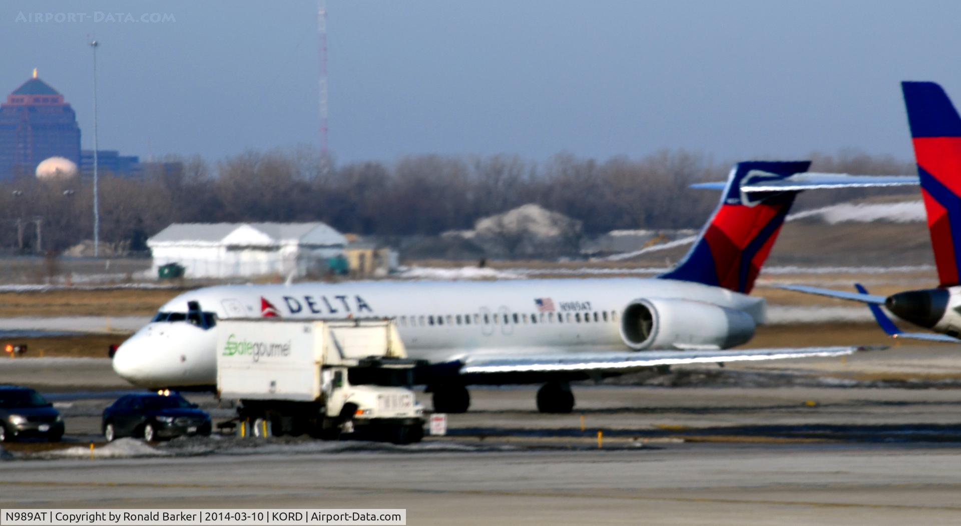 N989AT, 2001 Boeing 717-200 C/N 55152, Taxi Chicago