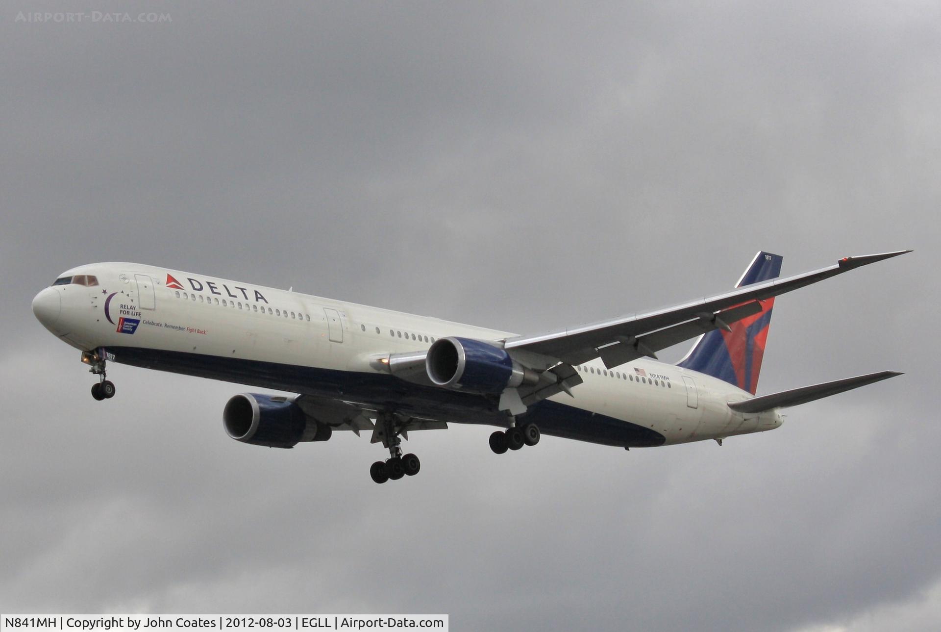 N841MH, 2001 Boeing 767-432/ER C/N 29714, Approach to 27R