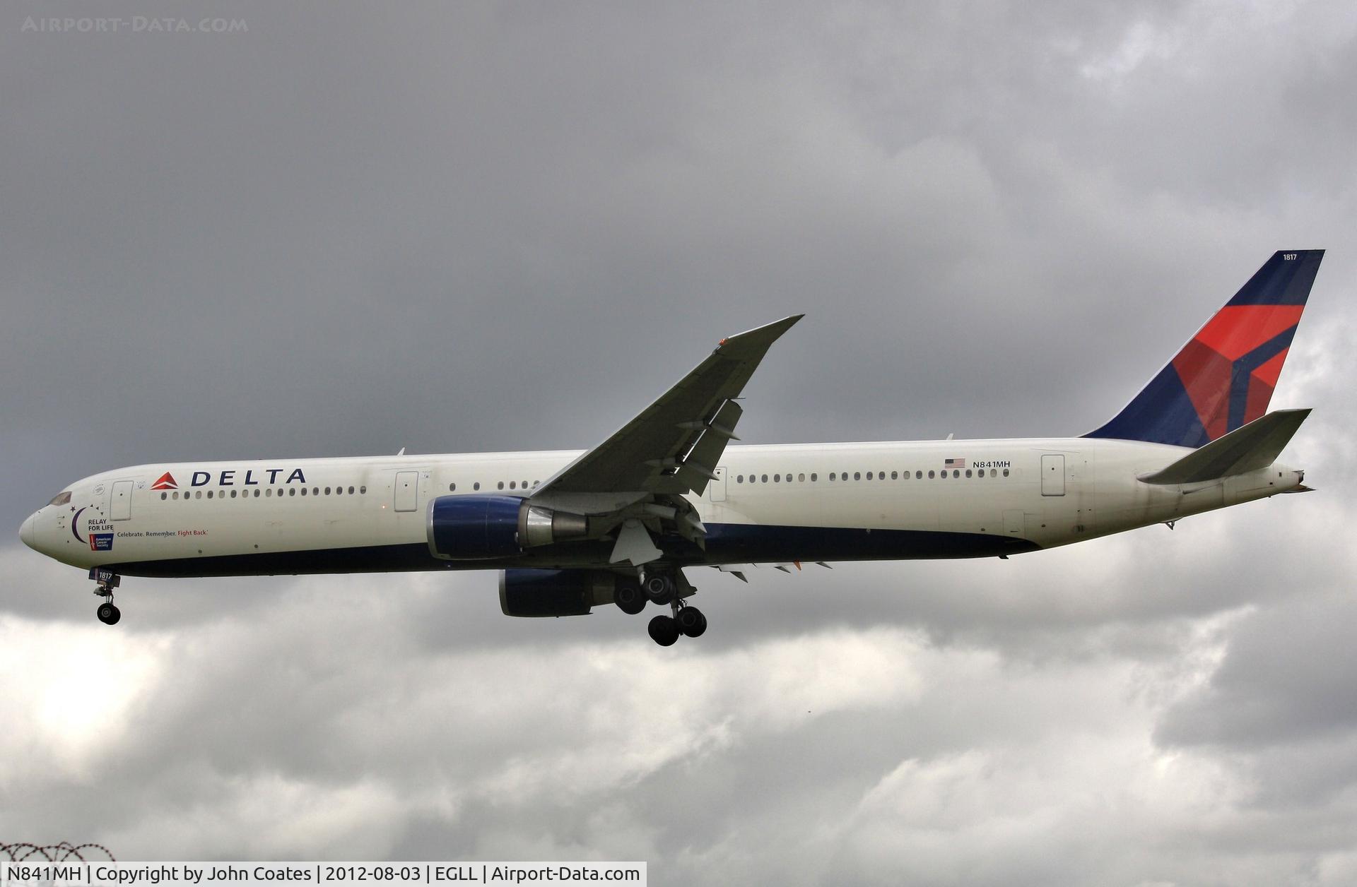 N841MH, 2001 Boeing 767-432/ER C/N 29714, Finals to 27R