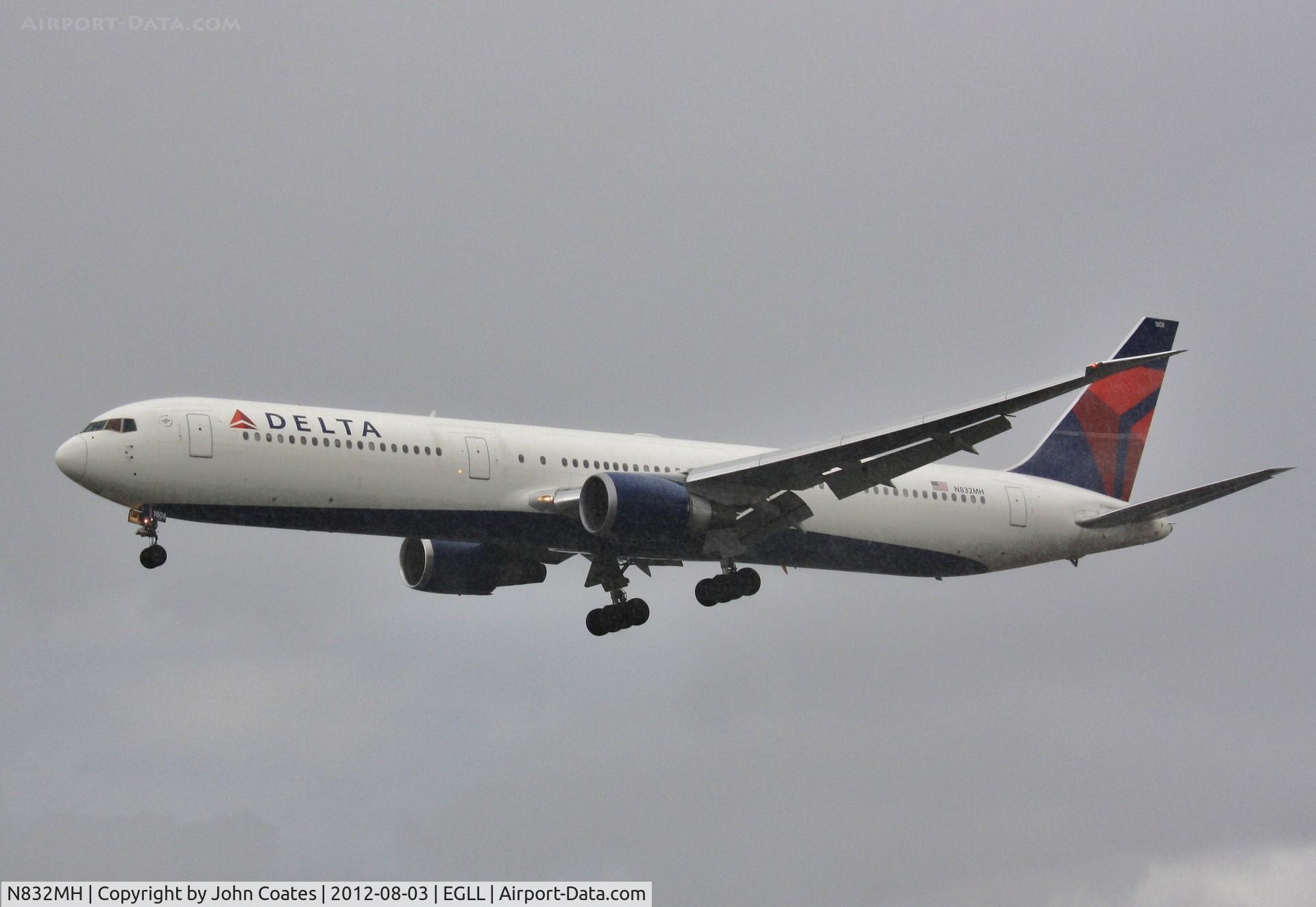 N832MH, 2000 Boeing 767-432/ER C/N 29704, Finals to 27R