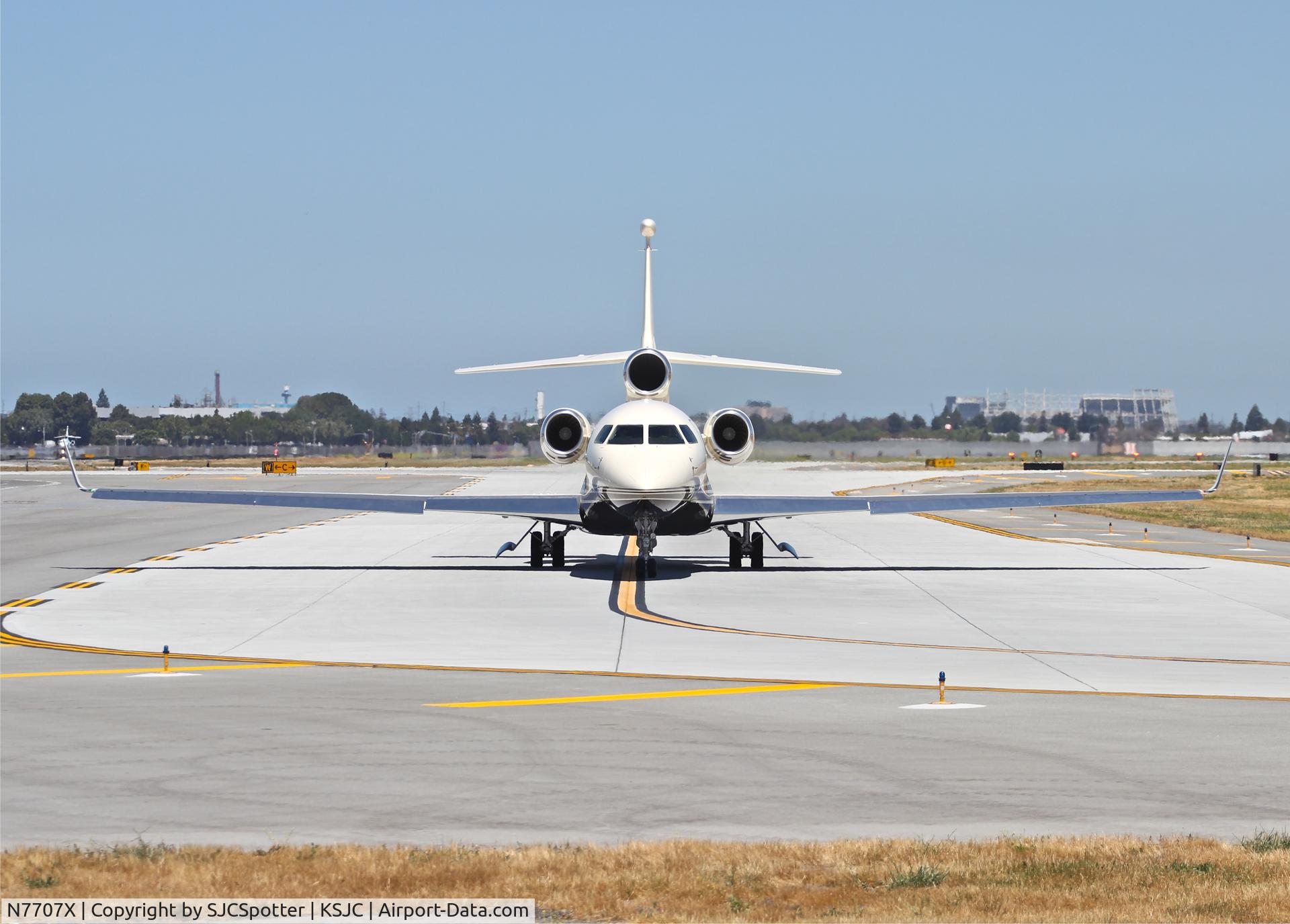 N7707X, 2005 Dassault Falcon 7X C/N 16, Taxing out for departure to BZN.