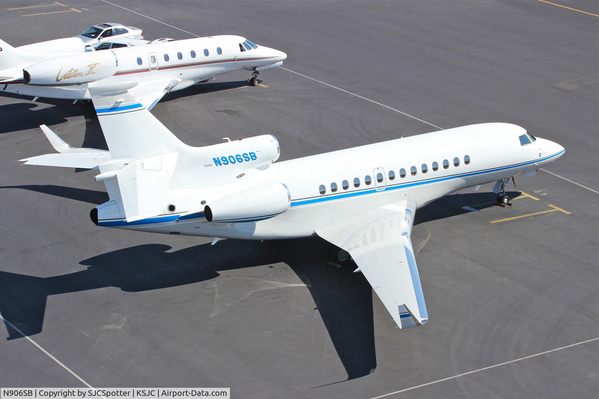 N906SB, 2009 Dassault Falcon 7X C/N 75, Taxing to it's hangar.