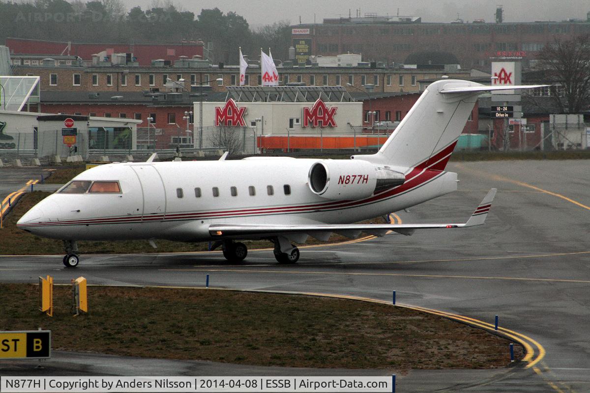 N877H, 2000 Bombardier Challenger 604 (CL-600-2B16) C/N 5445, Taxiing in after landing runway 30.