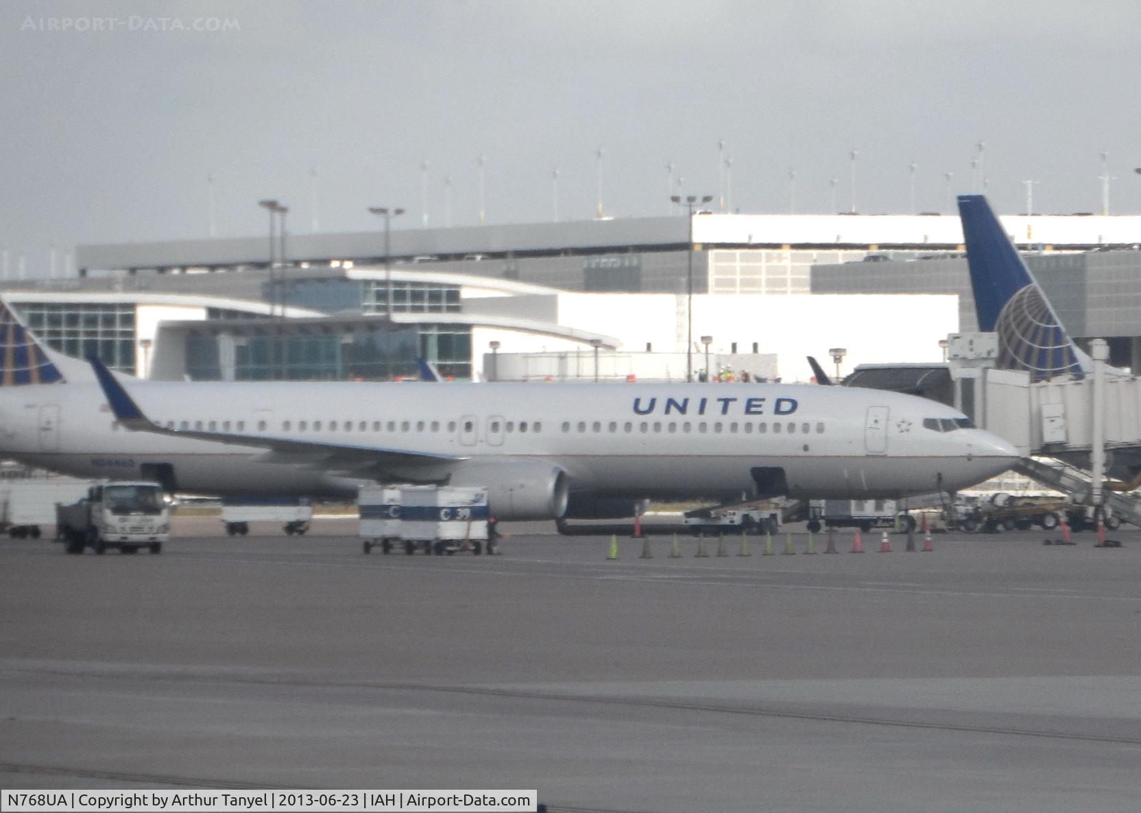 N768UA, 1995 Boeing 777-222 C/N 26919, @ gate @ IAH