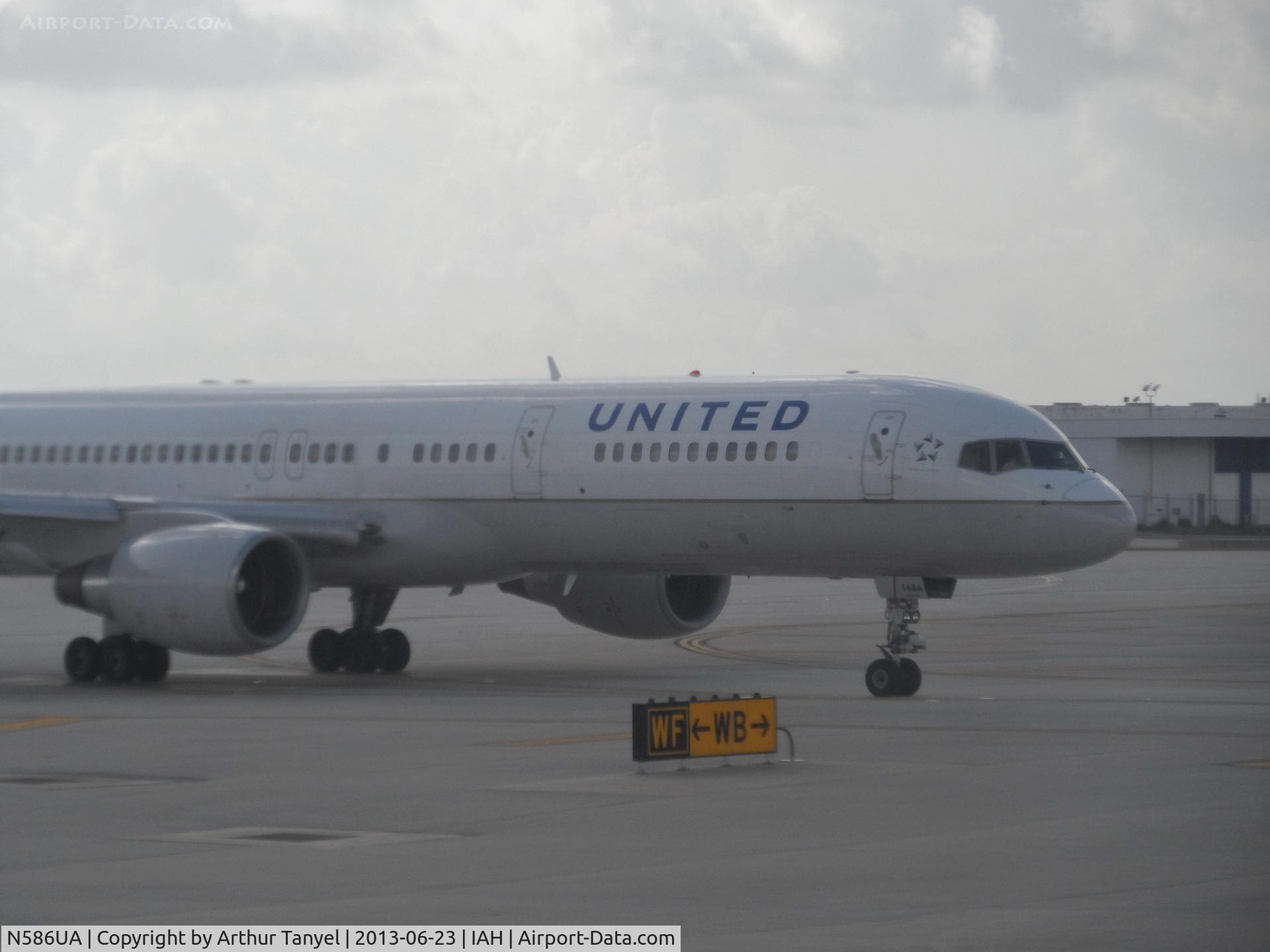 N586UA, 1993 Boeing 757-222F C/N 26710, Taxing to gate @ IAH