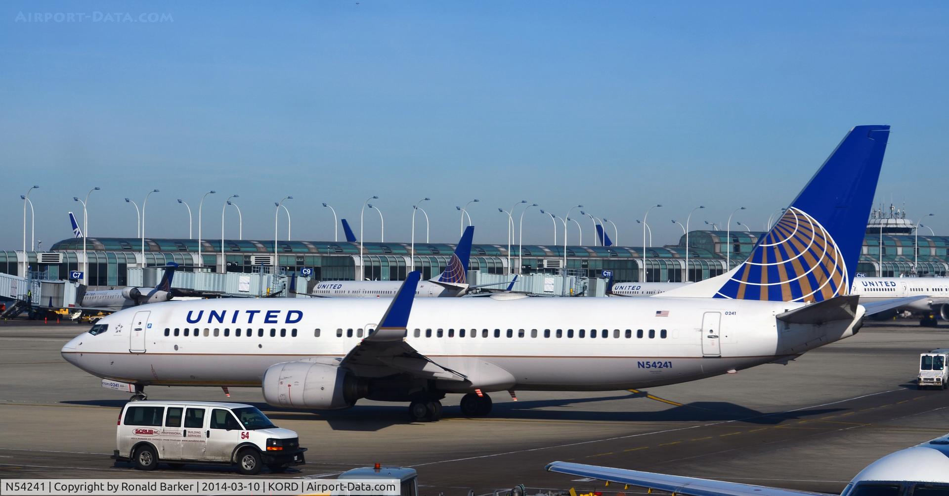 N54241, 1999 Boeing 737-824 C/N 28953, Taxi Chicago