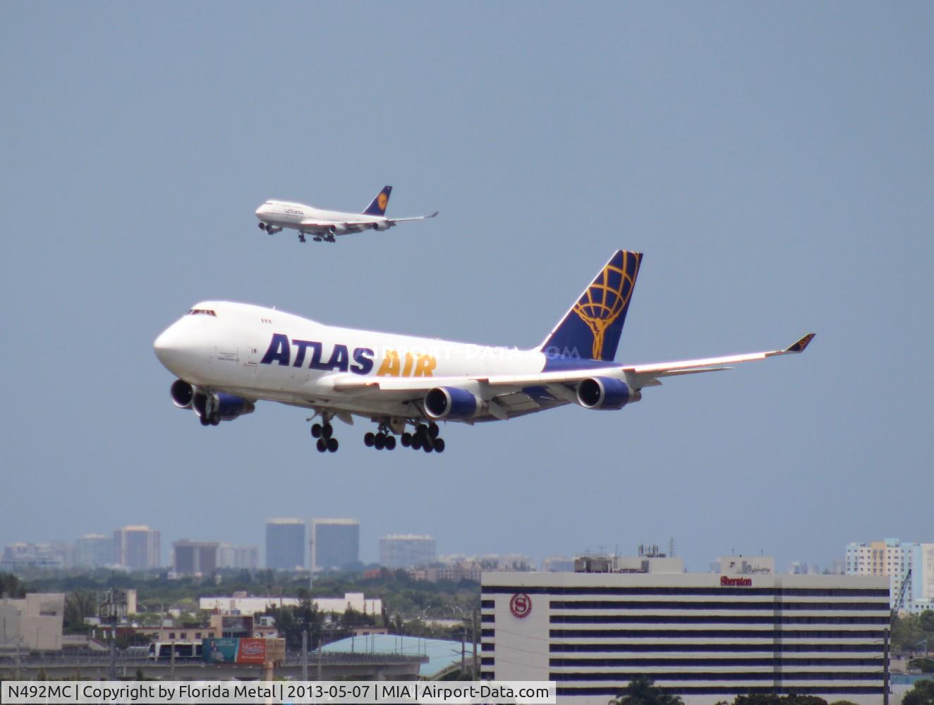 N492MC, 1998 Boeing 747-47UF C/N 29253, Atlas 747-400 with Lufthansa 747-400 landing parallel