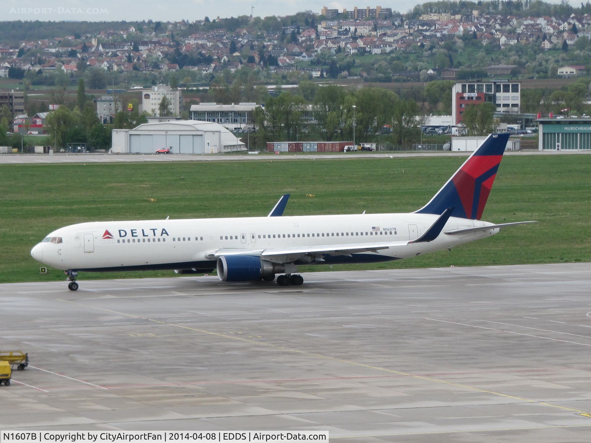 N1607B, 2000 Boeing 767-332 C/N 30388, Delta 767 at Stuttgart