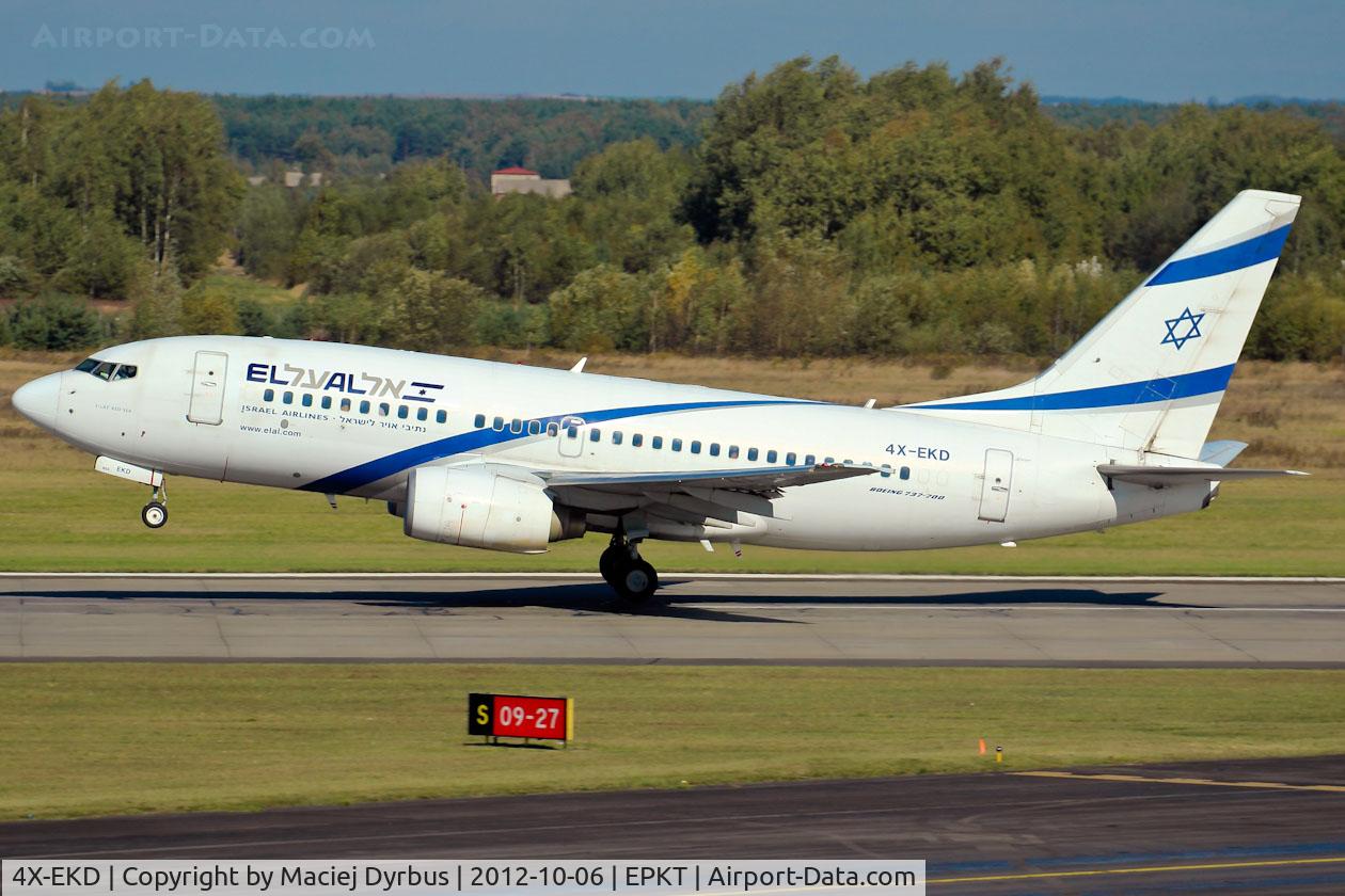 4X-EKD, 1999 Boeing 737-758 C/N 29960, 4X-EKD vacuuming the concrete runway 27 as ISR5846 bound for TLV.