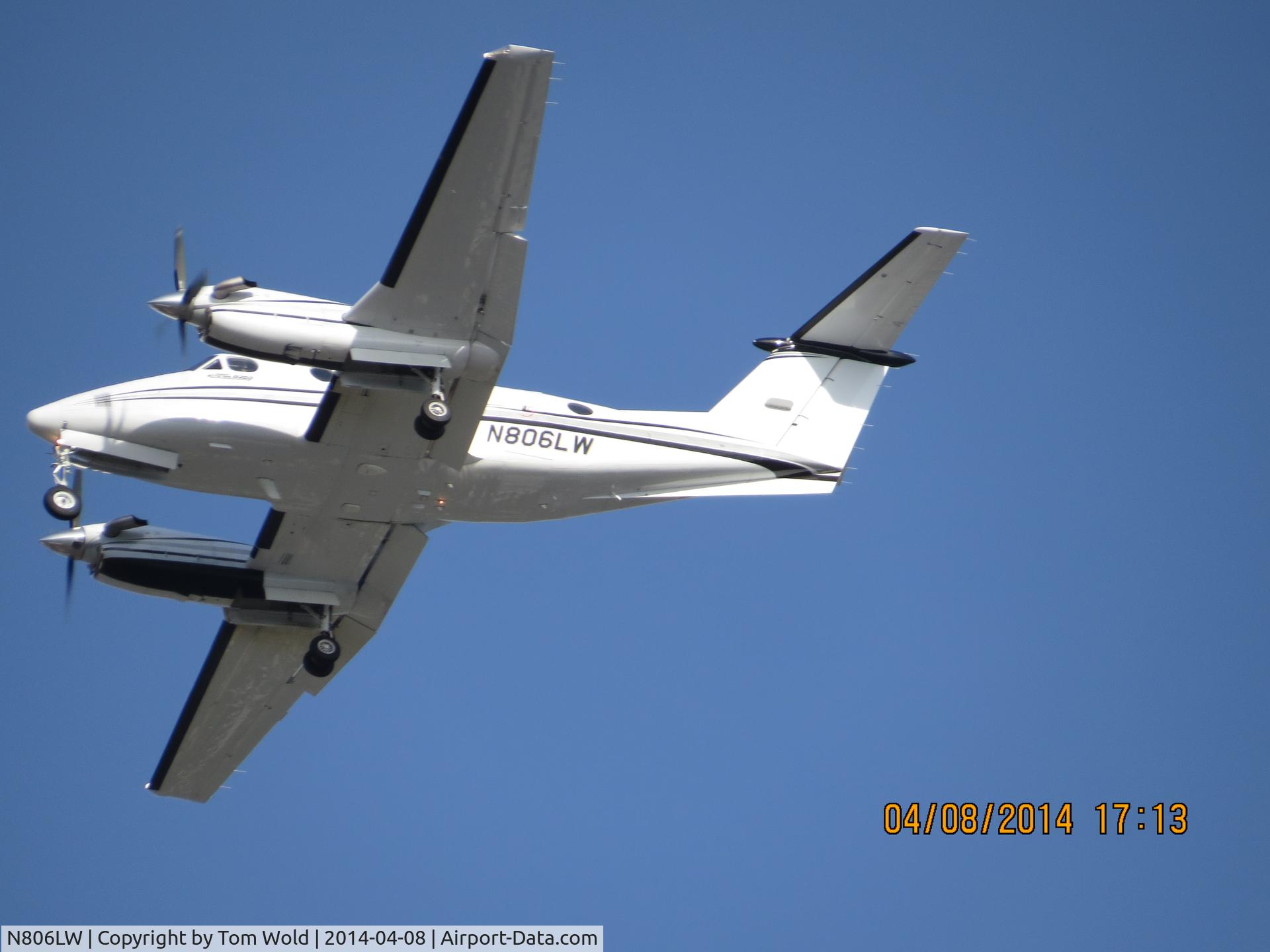 N806LW, 1994 Beech B200 King Air C/N BB-1494, Took this photo of N806LW flying over the Arden Aracde area in Sacramento Ca.