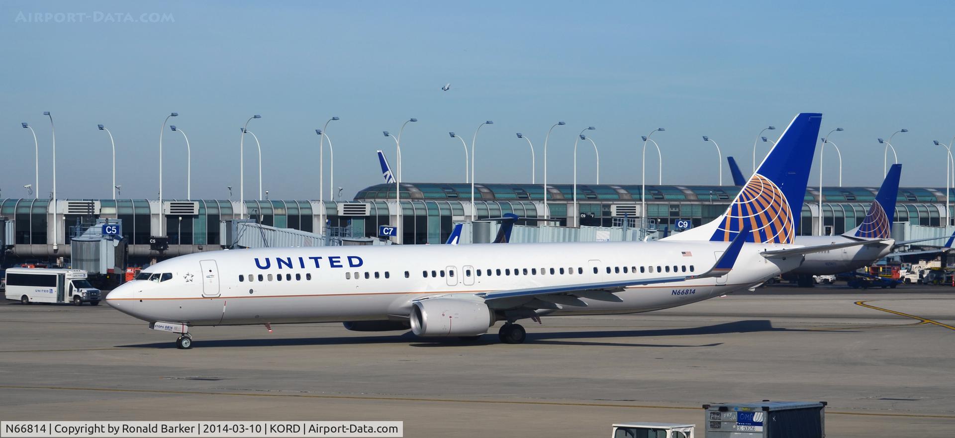 N66814, 2014 Boeing 737-924/ER C/N 42745, Taxi Chicago