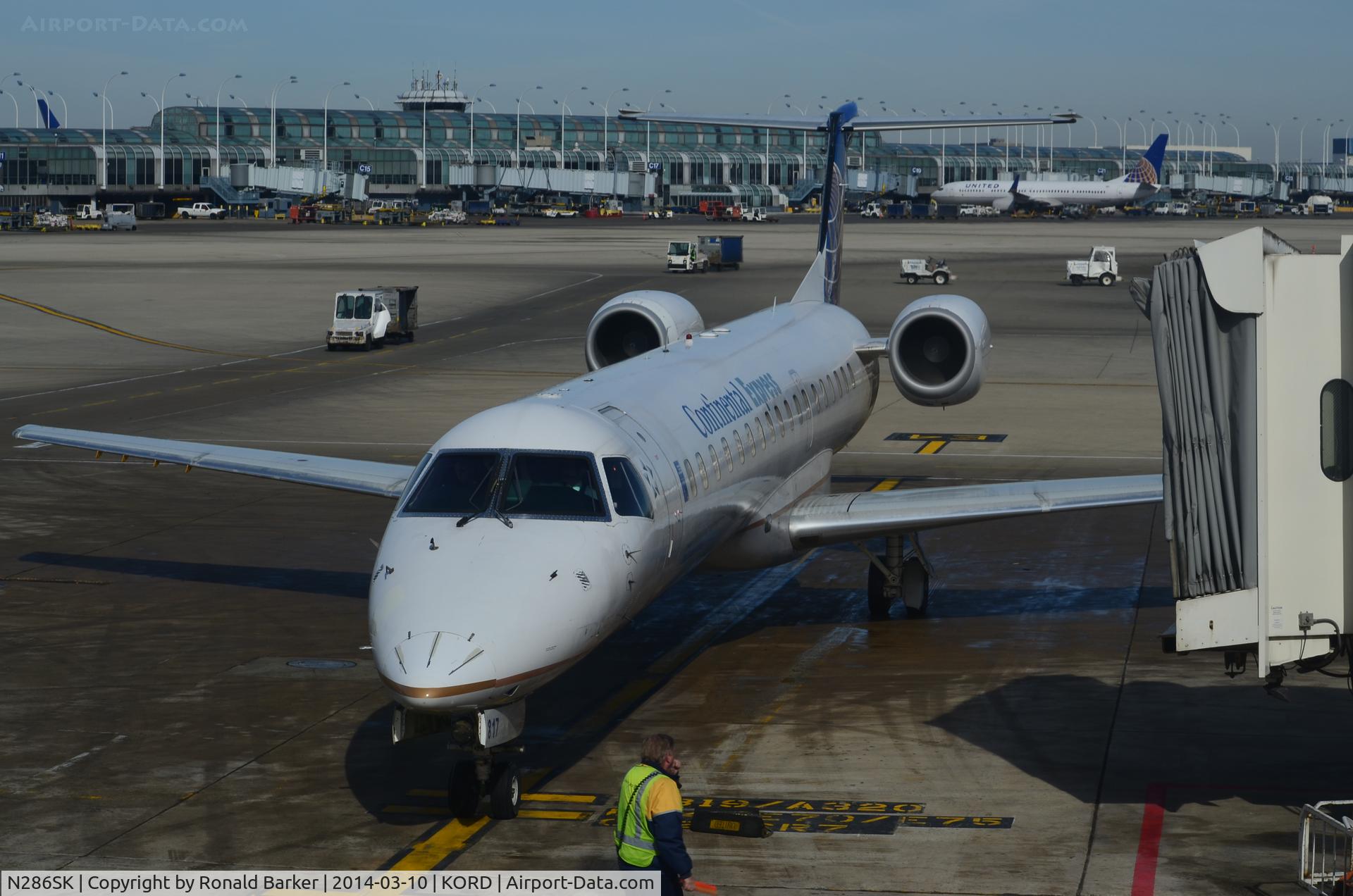 N286SK, 2001 Embraer EMB-145LR C/N 145443, At the gate Chicago