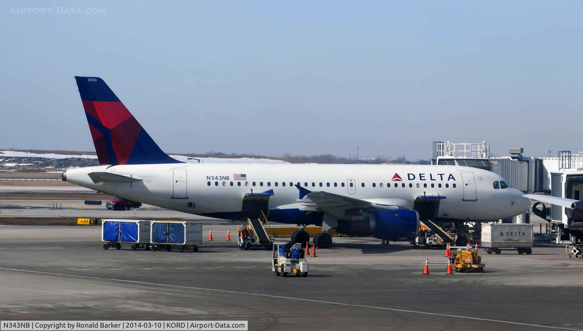 N343NB, 2002 Airbus A319-114 C/N 1752, At the gate Chicago