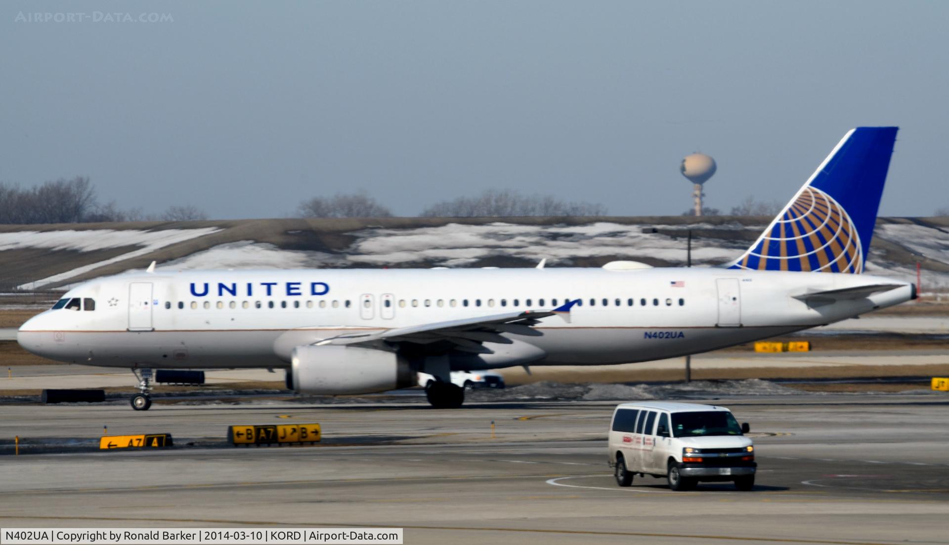 N402UA, 1993 Airbus A320-232 C/N 439, Taxi Chicago