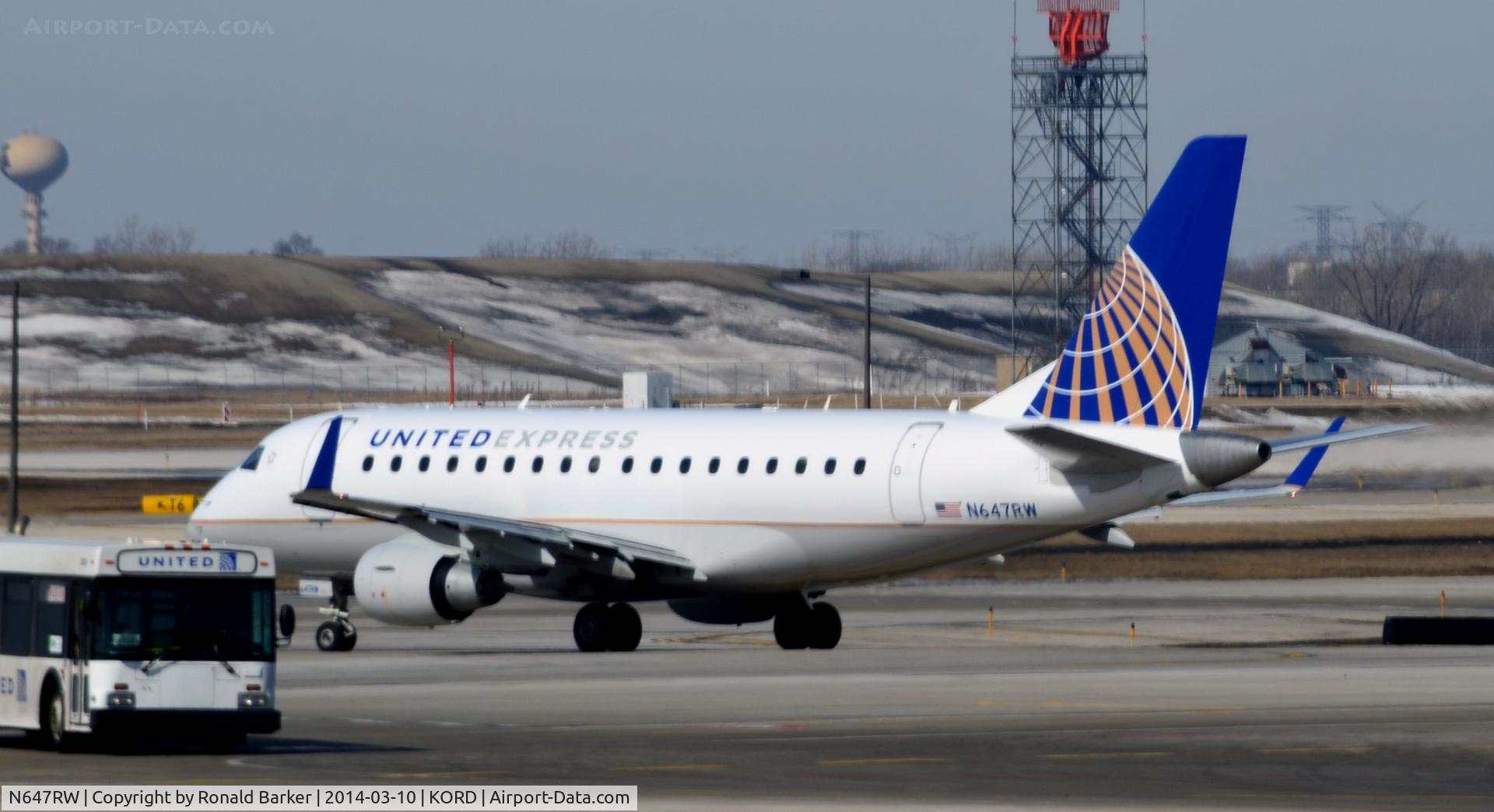 N647RW, 2005 Embraer 170SE (ERJ-170-100SE) C/N 17000067, Taxi Chicago